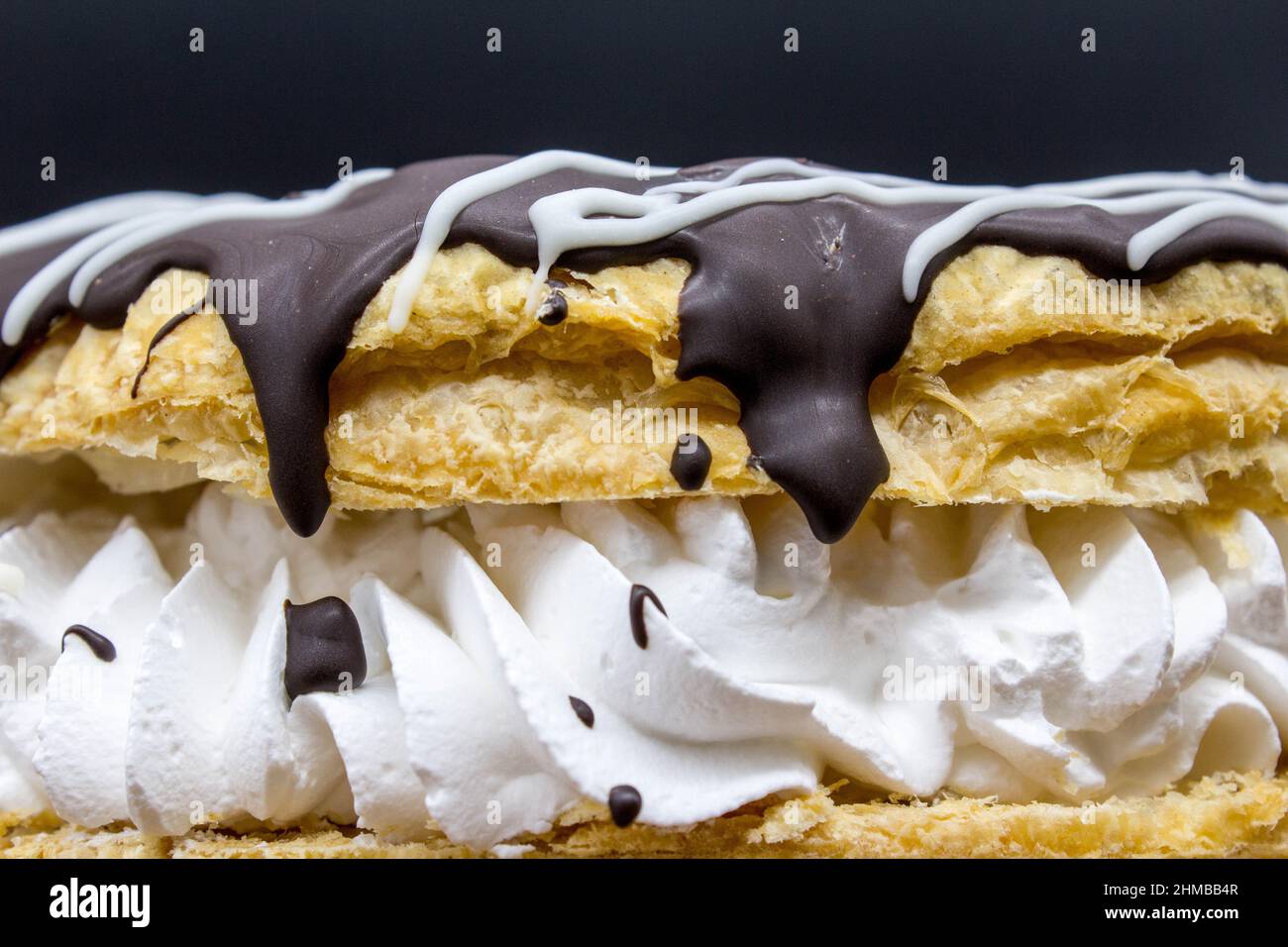 Un Gateau En Forme De Couronne Contenant Des Couches De Creme Feuilletee Et De Chocolat Avec Du Sucre Glace Photo Stock Alamy