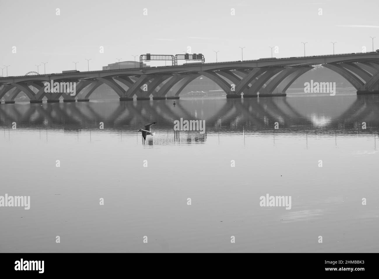 Pont Woodrow Wilson avec rivière Potomac calme Banque D'Images