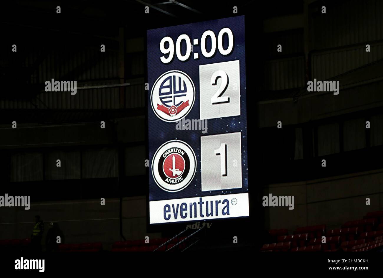 Le grand écran montrant le score final lors du match de la Sky Bet League One au stade de l'université de Bolton, Royaume-Uni. Date de la photo: Mardi 8 février 2022. Banque D'Images Le grand écran montrant le score final lors du match de la Sky Bet League One au stade de l'université de Bolton, Royaume-Uni. Date de la photo: Mardi 8 février 2022. Banque D'Images