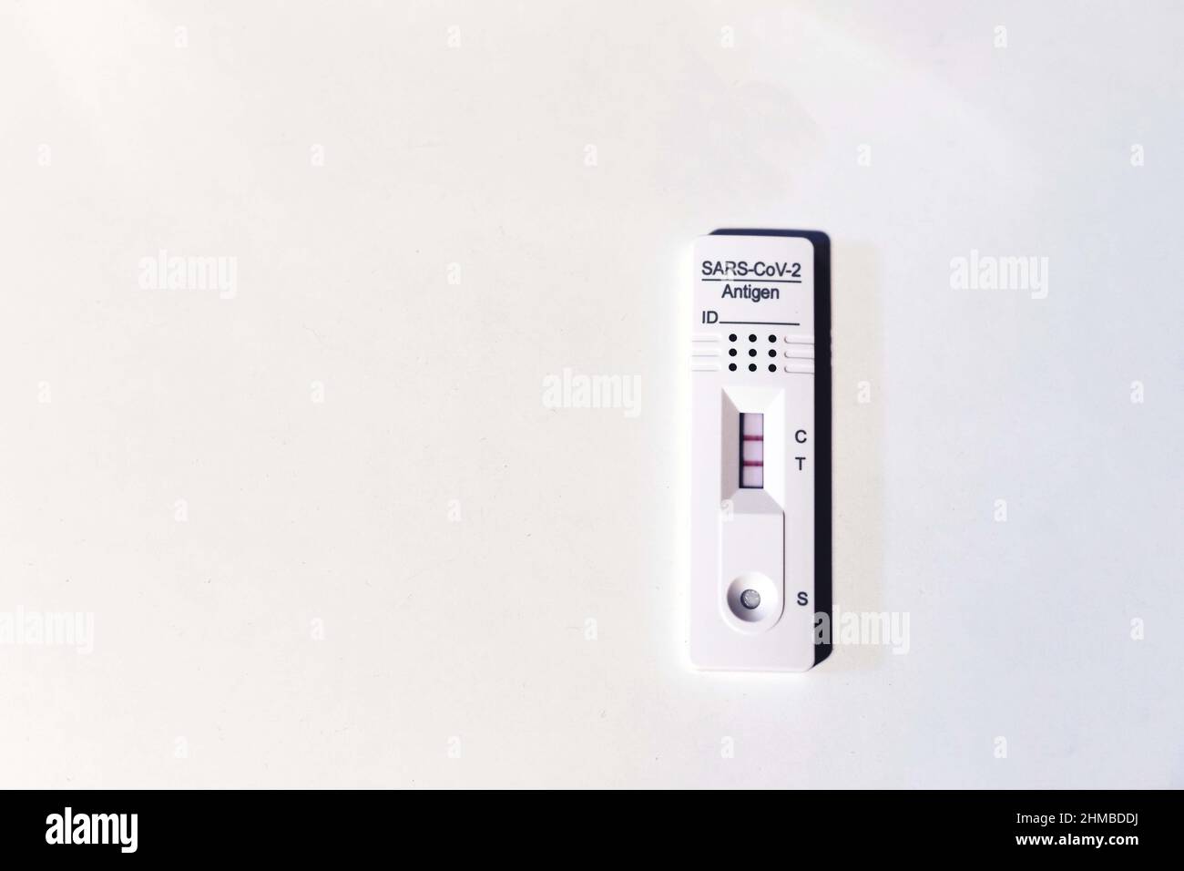 Test d'antigène Covi-19 (SARS-COV-2) avec résultat positif Banque D'Images