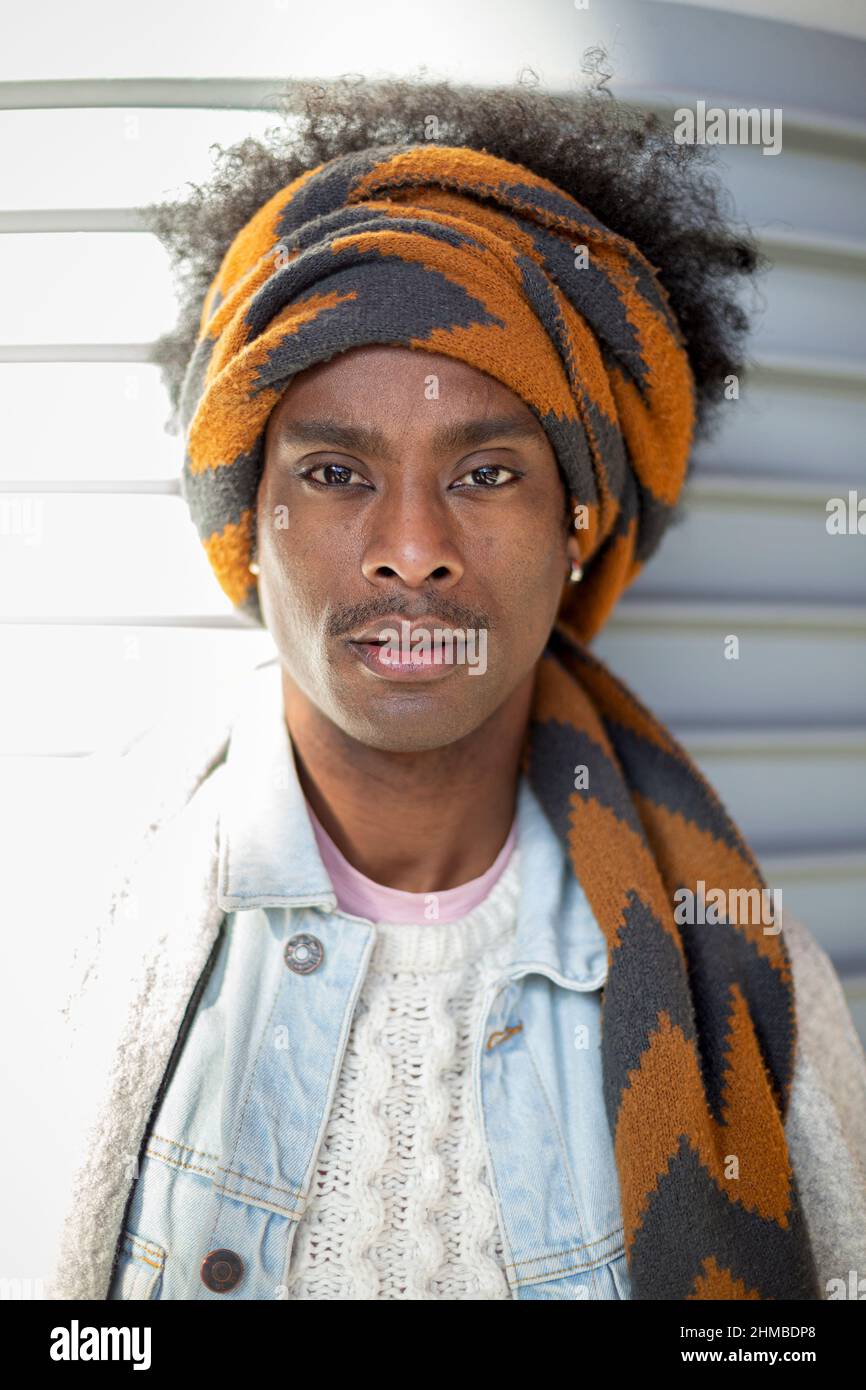 Portrait du jeune Africain américain avec la coiffure et le turban d'afro. Mode et mode de vie pour hommes. Banque D'Images