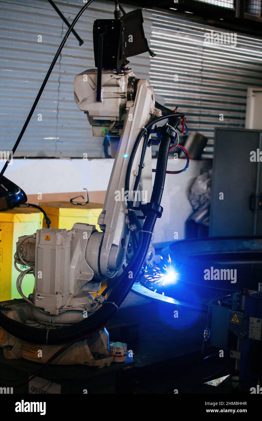 Le robot industriel soudeur une pièce de machine métallique. Banque D'Images