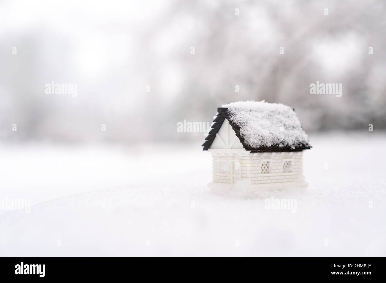 3D modèle de maison sur fond naturel de neige pour la saison d'hiver Banque D'Images