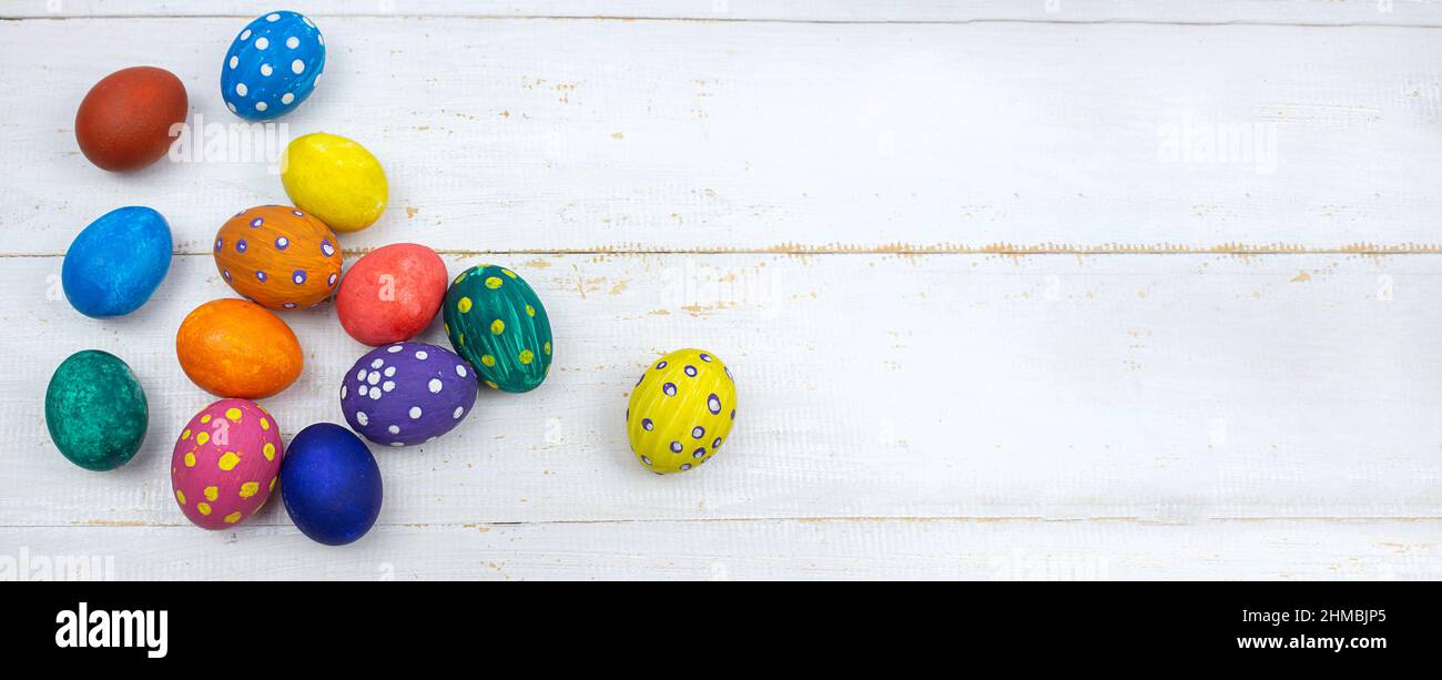 Arrière-plan de Pâques. Œufs de Pâques. Œufs de Pâques multicolores. Pâques. Œufs de Pâques sur fond de bois blanc. Bannière. Espace de copie Banque D'Images
