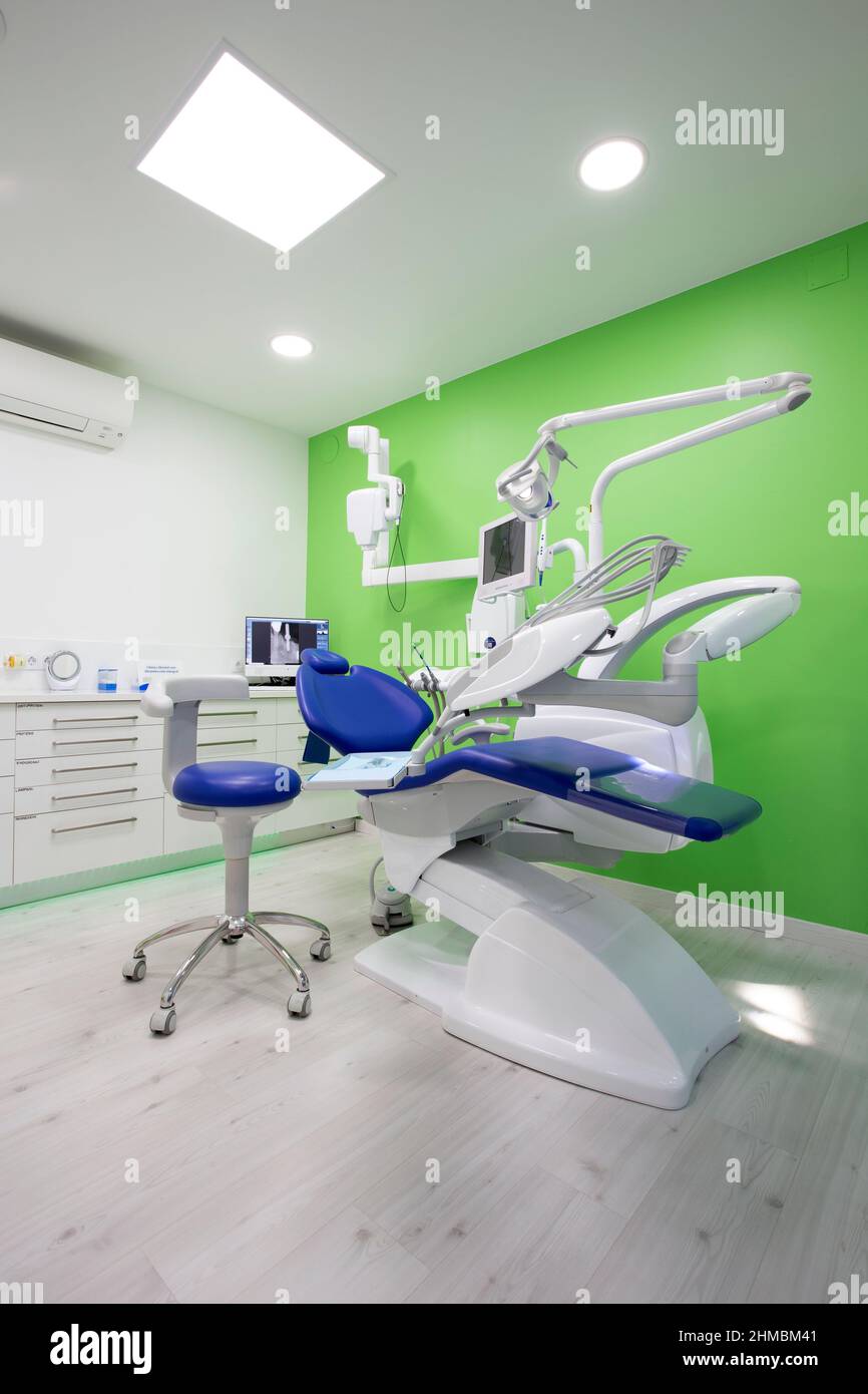 Boîte d'une clinique dentaire avec une chaise bleue Banque D'Images