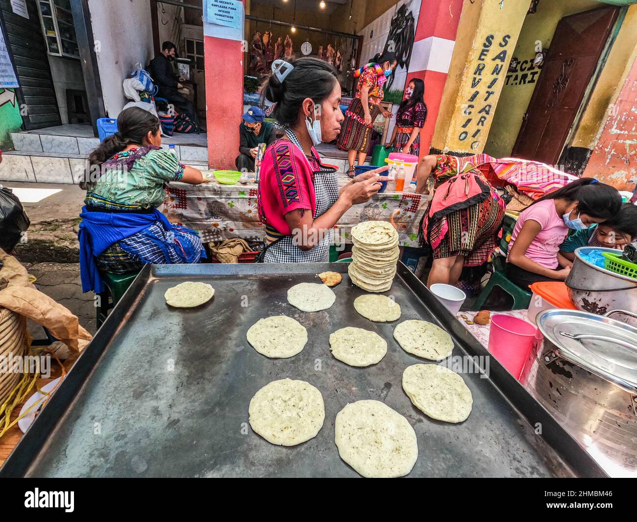 Les femmes guatémaltèques font des tortillas à Antigua, au Guatemala Banque D'Images