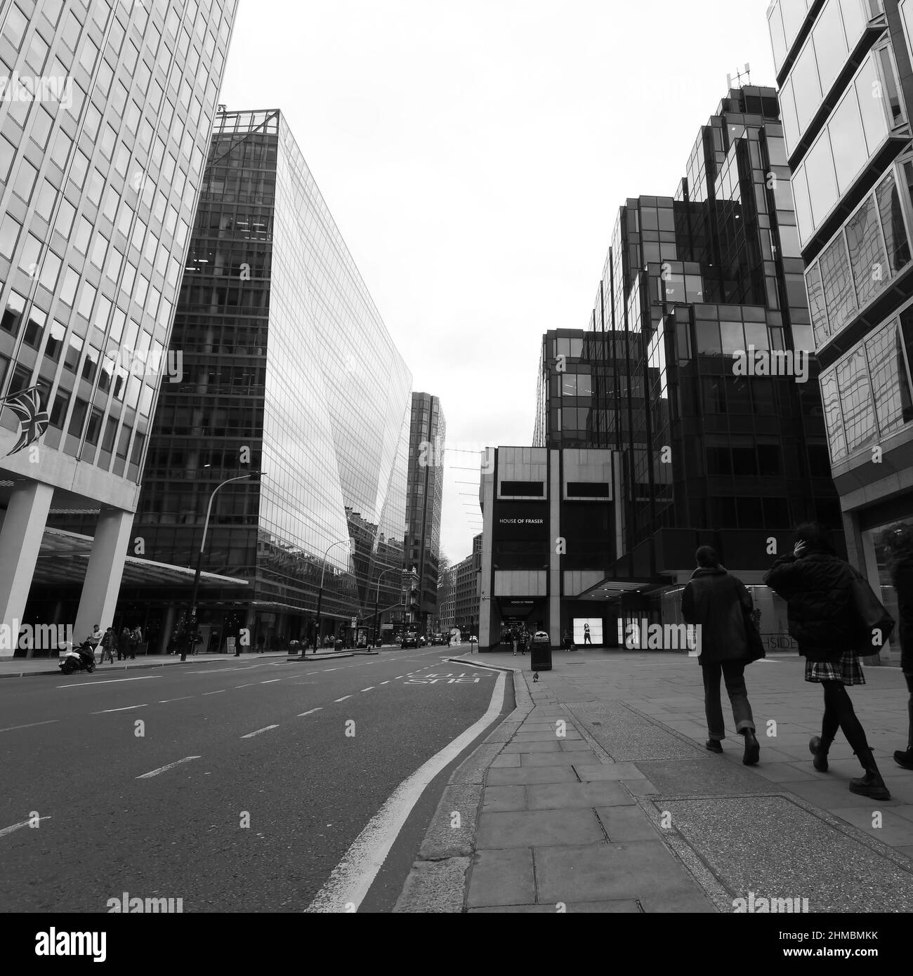 Londres, Grand Londres, Angleterre, février 05 2022 : architecture de la rue Victoria et piétons en noir et blanc Banque D'Images