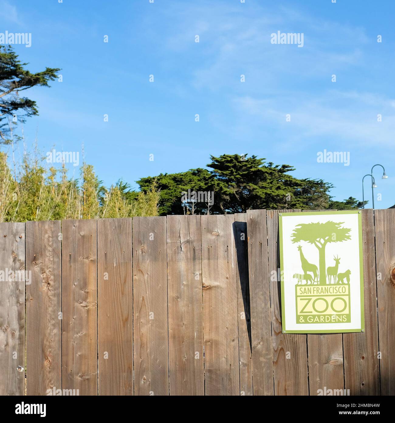 Signez une clôture en bois à l'intérieur du zoo et des jardins de San Francisco, une agence à but non lucratif gérée par la San Francisco Zoological Society, Californie. Banque D'Images