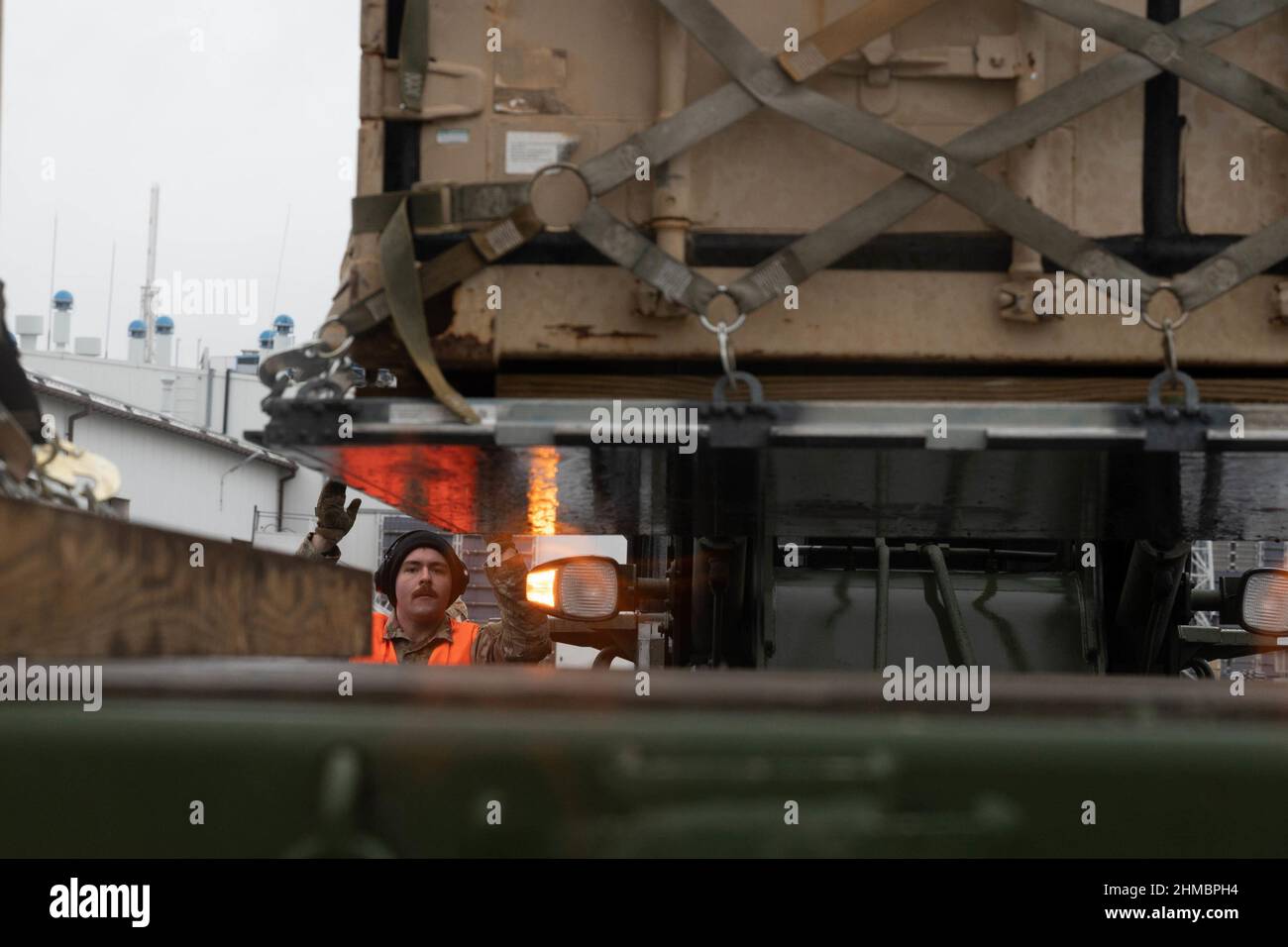 Jasionka, Pologne. 08th févr. 2022. Le 7 février 2022, un Airman de la Force aérienne américaine affecté au groupe d'intervention en cas d'urgence 435th repère un chariot élévateur tout-terrain 10K qui déchargeant des marchandises à l'aéroport de Rzeszów-Jasionka, en Pologne. Environ 150 membres du personnel de l'escadre des opérations aériennes au sol de 435th ont été déployés pour soutenir les alliés et les partenaires de l'OTAN, se spécialisant dans les communications de combat, le contrôle du trafic aérien, le transport de marchandises et la gestion des terrains d'aviation. Photo de l'homme principal Airman Taylor Slater/États-Unis Force aérienne/UPI crédit: UPI/Alay Live News Banque D'Images