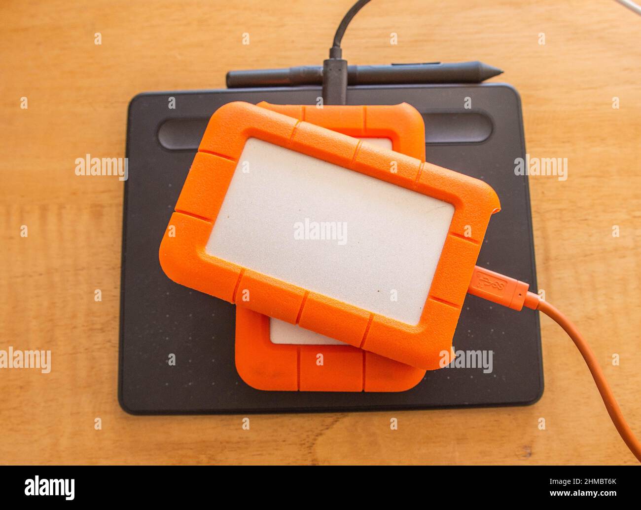 Disque dur externe LaCie Rugged 1TB et tablette à dessin, Californie,  États-Unis Photo Stock - Alamy