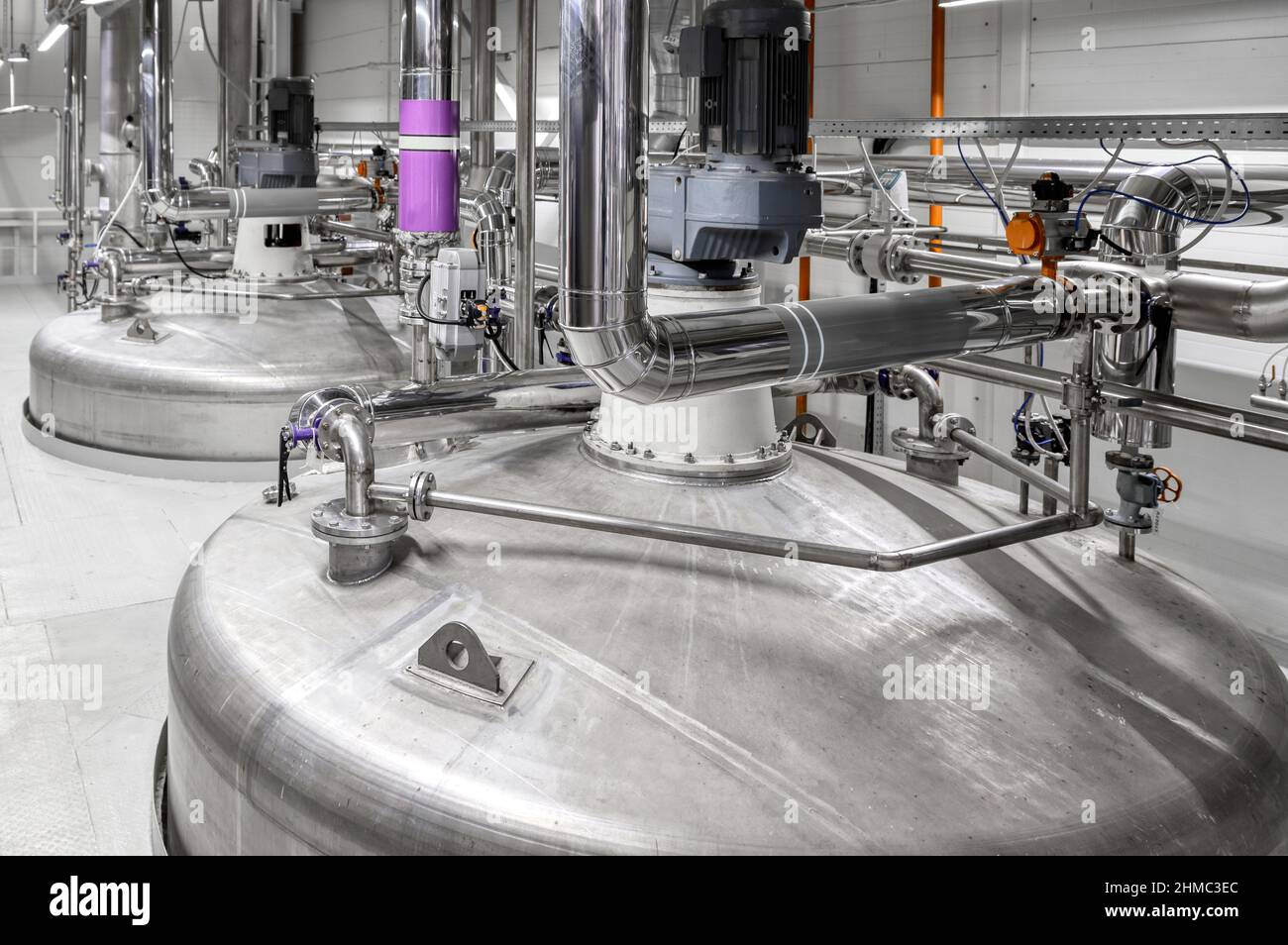 Grand réservoir avec liquides agressifs traités en atelier Banque D'Images
