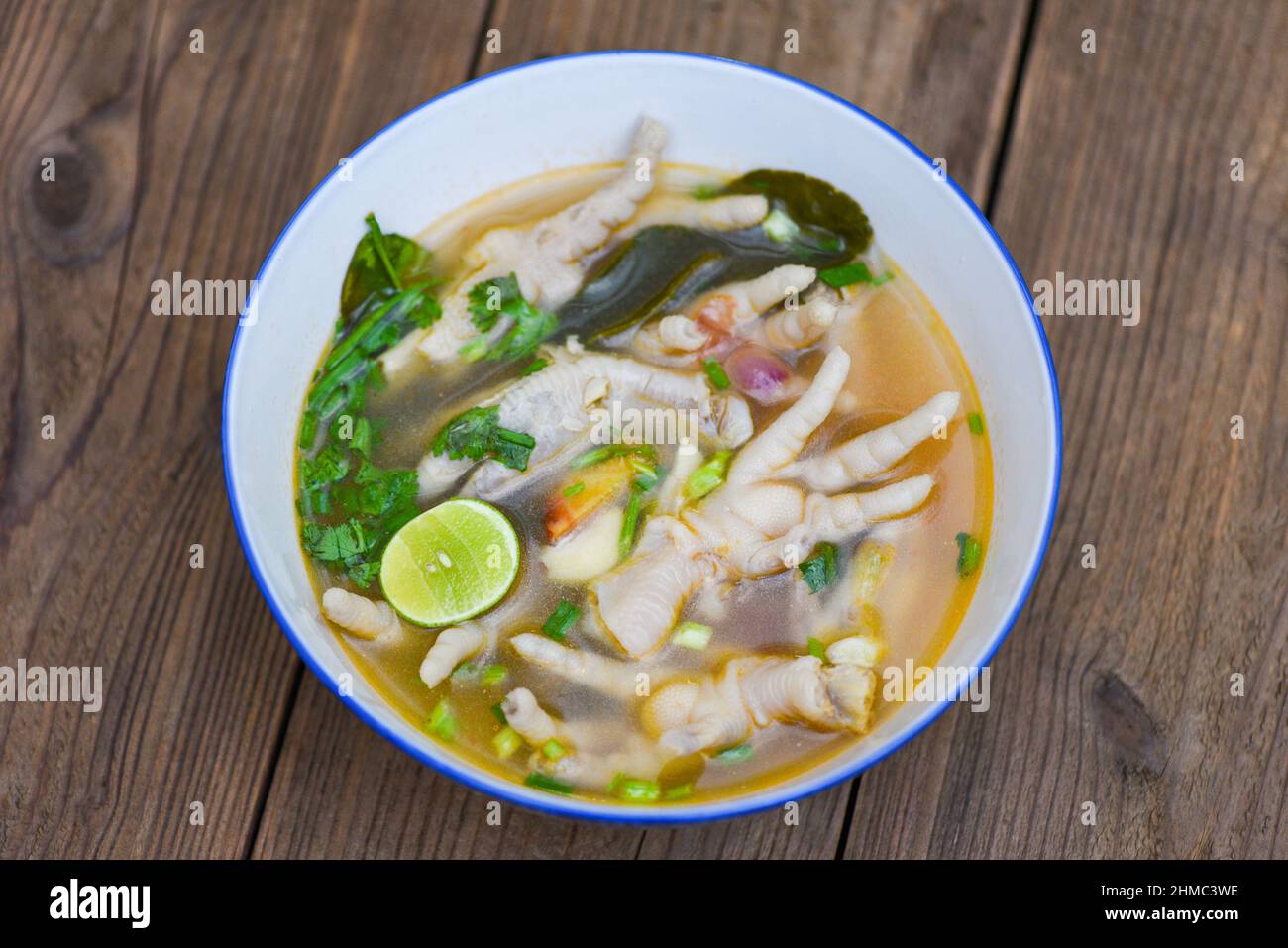 soupe aigre et épicée aux pieds de poulet, bol à soupe aux pieds de poulet Banque D'Images