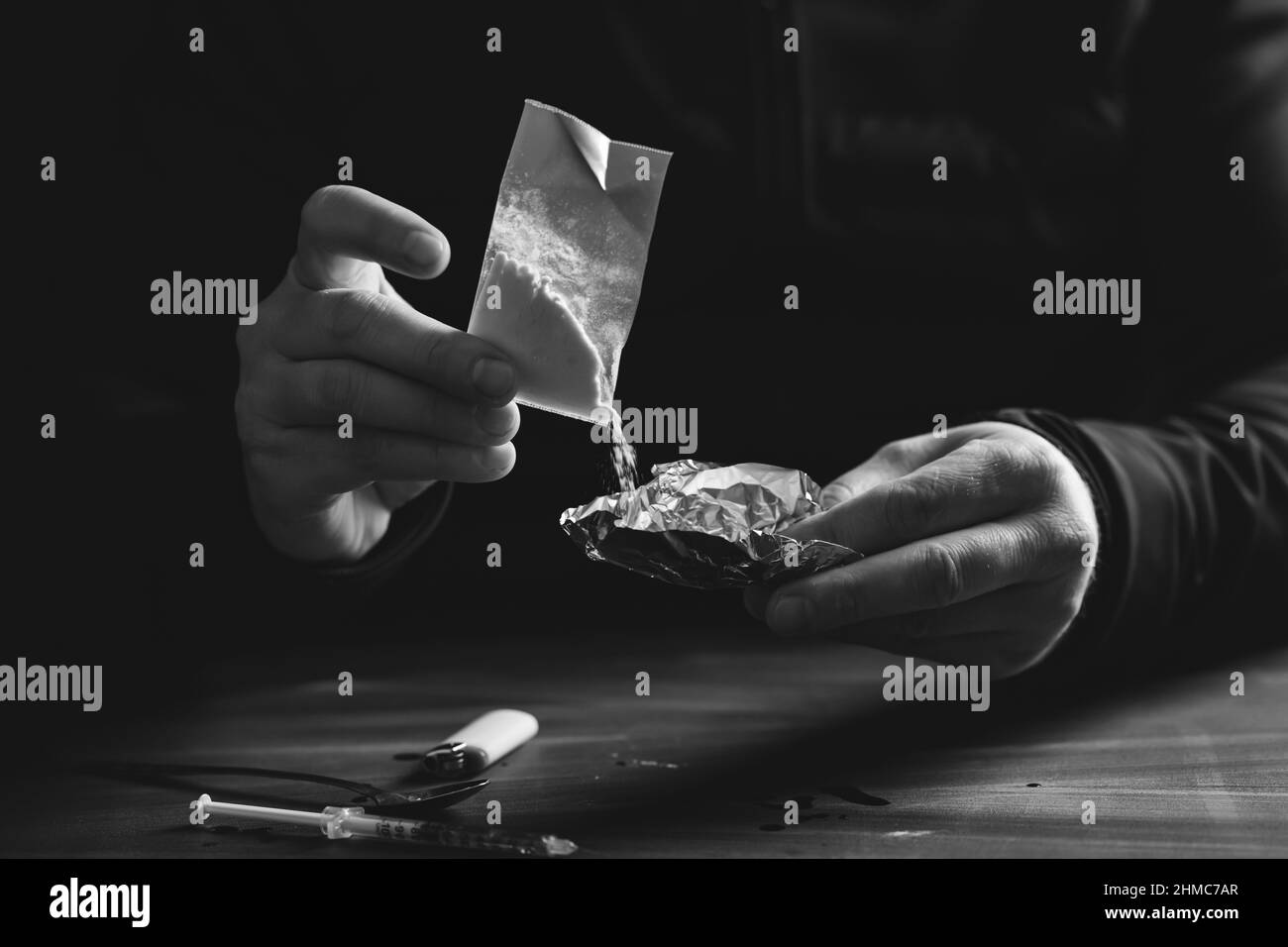 Addict/junkie homme préparant des drogues.Le concept de la criminalité et de la toxicomanie. Banque D'Images