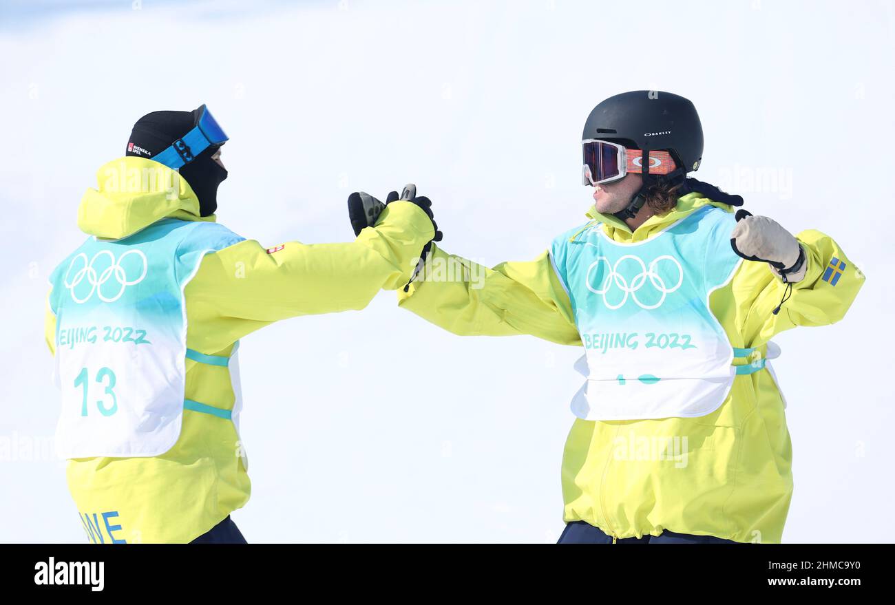 Pékin, Chine. 9th févr. 2022. Jesper Tjader et Henrik Harlaut, de Suède, célèbrent après la grande finale de freeski pour hommes de ski acrobatique à Big Air Shougang à Beijing, capitale de la Chine, le 9 février 2022. Crédit: Wang Jingqiang/Xinhua/Alay Live News Banque D'Images