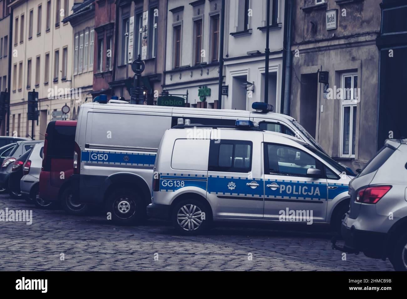 09-12-2021. cracovie-pologne. Voitures de police sur la rue principale de Kazmeiz Pologne avec la toile de fond de vieilles maisons Banque D'Images