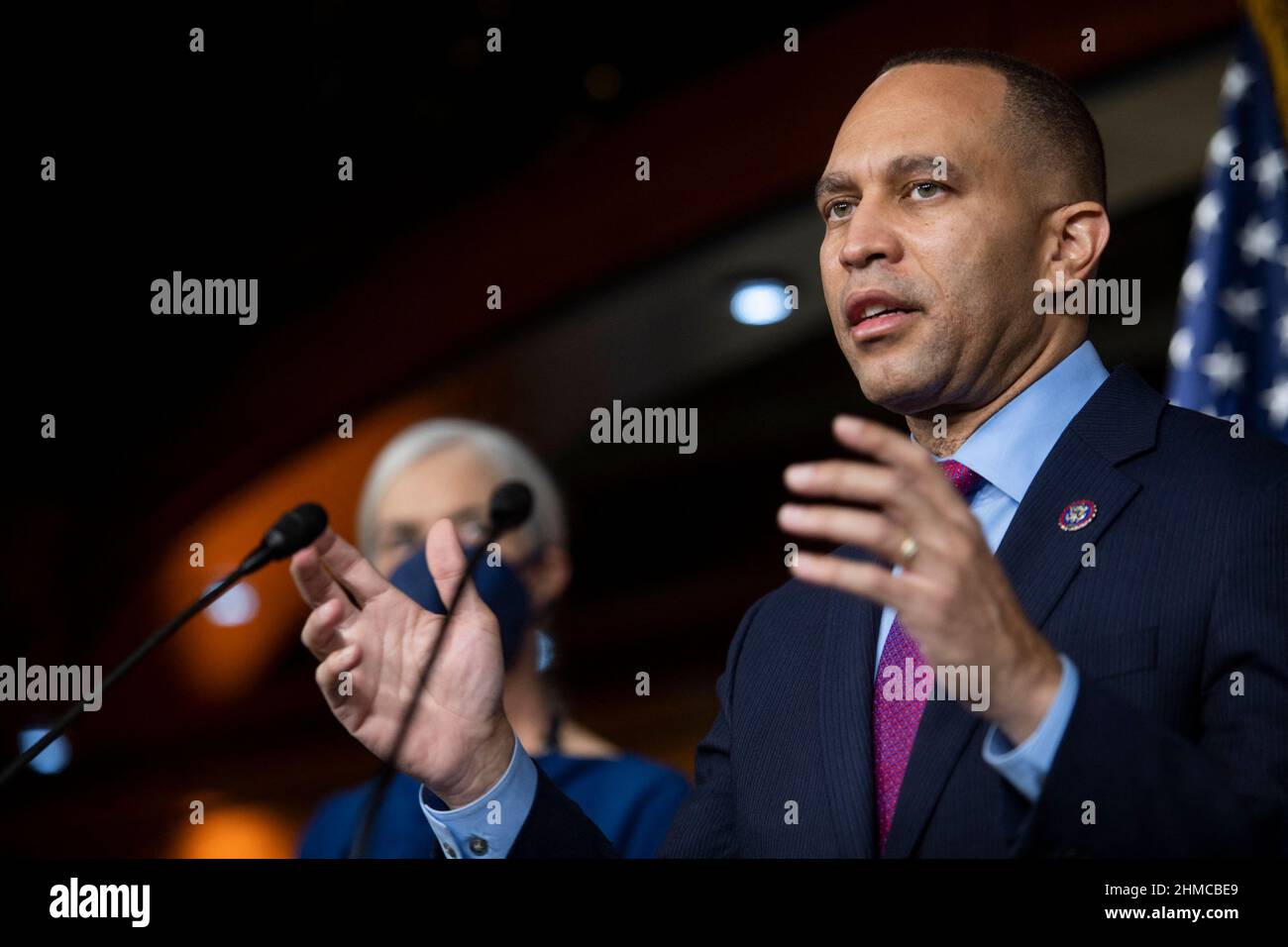 Washington DC, États-Unis, 08/02/2022, Président du caucus démocrate de la Chambre le représentant des États-Unis, Hakeem Jeffries (démocrate de New York), fait des remarques lors d'une conférence de presse au Capitole des États-Unis à Washington, DC, États-Unis, le mardi 8 février, 2022. Photo de Rod Lamkey/CNP/ABACAPRESS.COM Banque D'Images