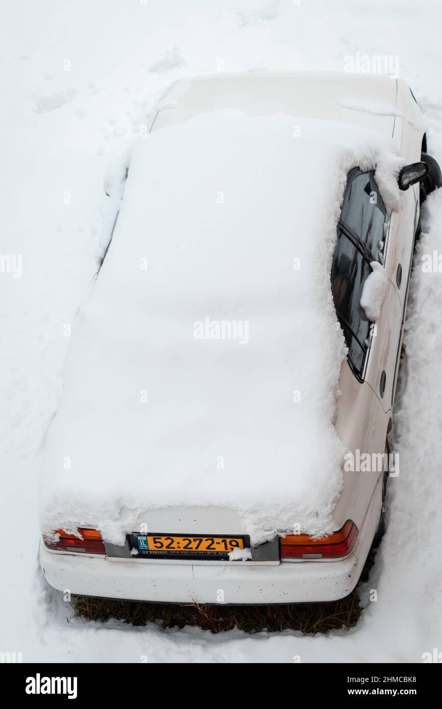 27-01-2022. jérusalem-israël. Vue du dessus d'un véhicule recouvert de neige blanche à Jérusalem Banque D'Images