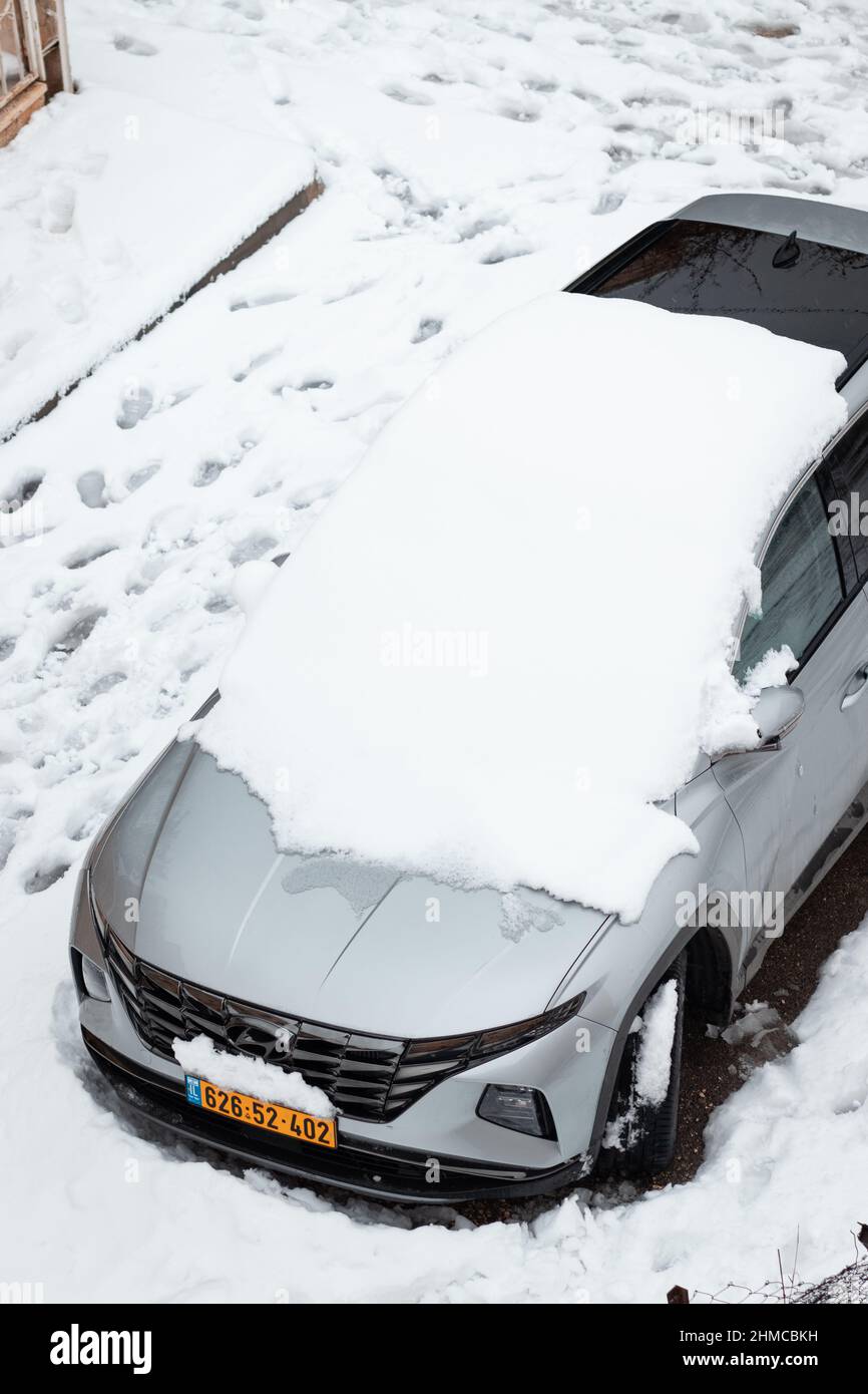 27-01-2022. jérusalem-israël. Vue du dessus d'un véhicule recouvert de neige blanche à Jérusalem Banque D'Images