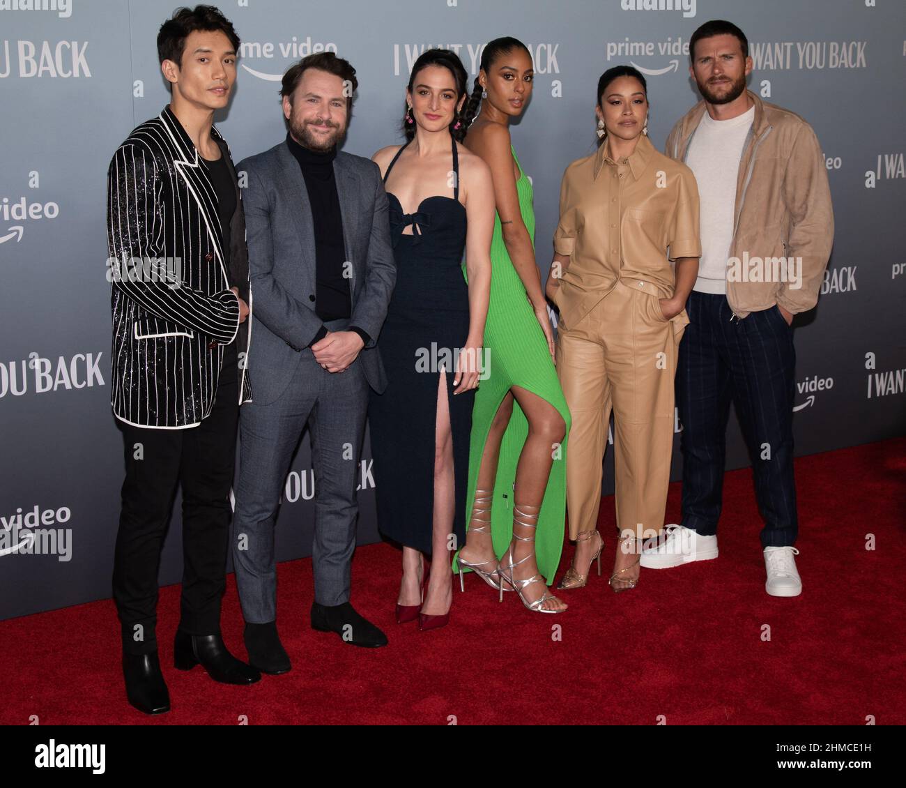 08 février 2022 - Los Angeles, Californie - (G-D) Manny Jacinto, Charlie Day, Jenny Slate, Clark Backo, Gina Rodriguez et Scott Eastwood. Amazon Prime Video première de Los Angeles "Je veux que vous soyez de retour". Crédit photo: Billy Bennight/AdMedia/Sipa USA Banque D'Images