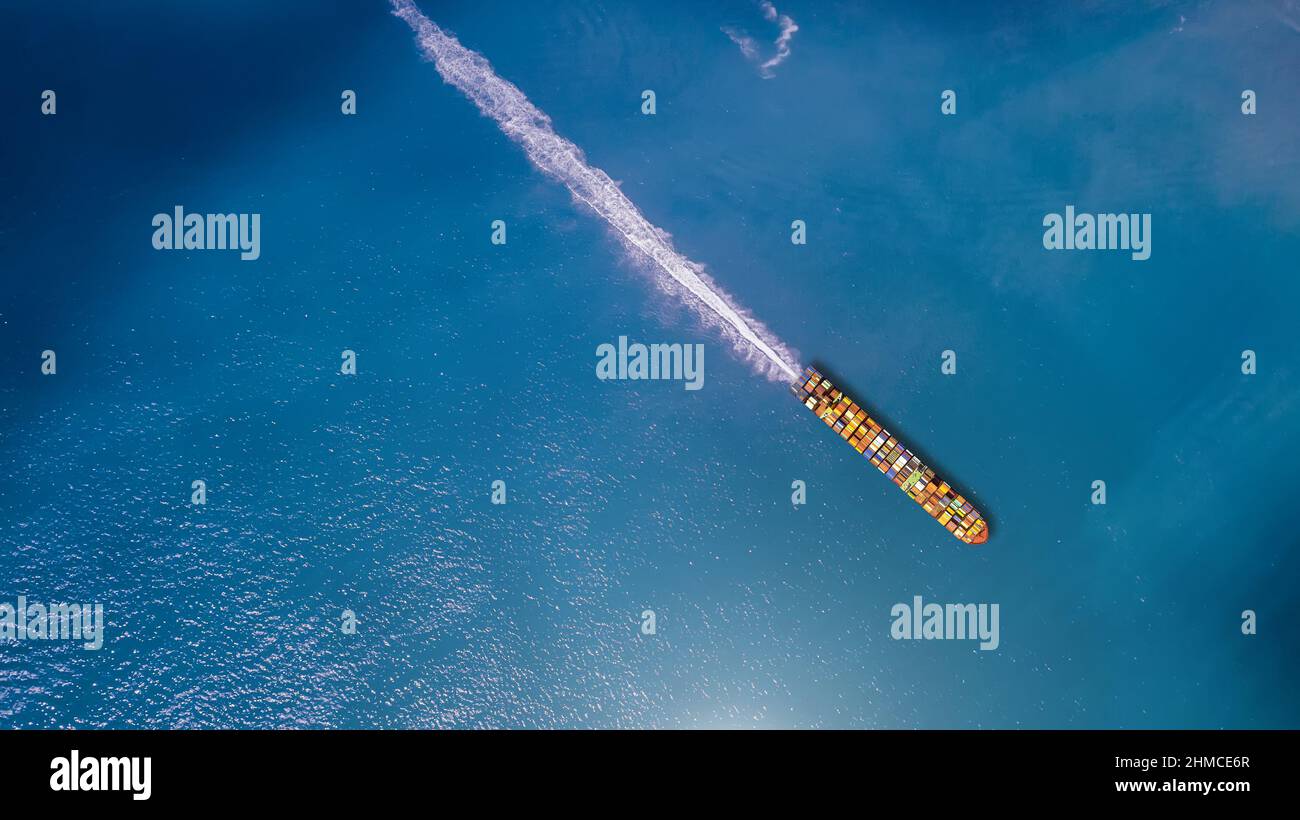 Drone aérien photo ultra-large de camion coloré taille bateau-citerne bateau croisière bleu profond Banque D'Images