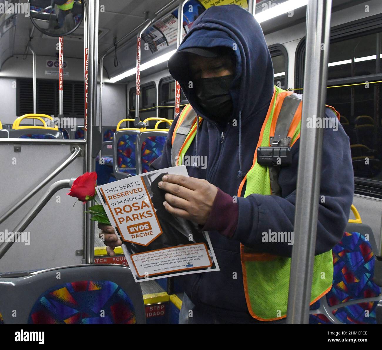 Racine, Wisconsin, États-Unis.3rd févr. 2022.JOSE LOPEZ place des placards et des roses en hommage à Rosa Parks sur deux douzaines de BUS DE transit DE LA VILLE DE RYDE racine à racine, Wisconsin jeudi soir 3 février 2022 en préparation pour le trajet en bus matinal à Rosa Parks Transit Equity Day, célébrant l'anniversaire de l'héroïne des droits civiques‚ â„ â â âs.Un siège est symboliquement réservé à Parks qui a joué un rôle dans le boycott de Montgomery, Alabama, en 1955-1956.(Image de crédit : © Mark Hertzberg/ZUMA Press Wire) Banque D'Images