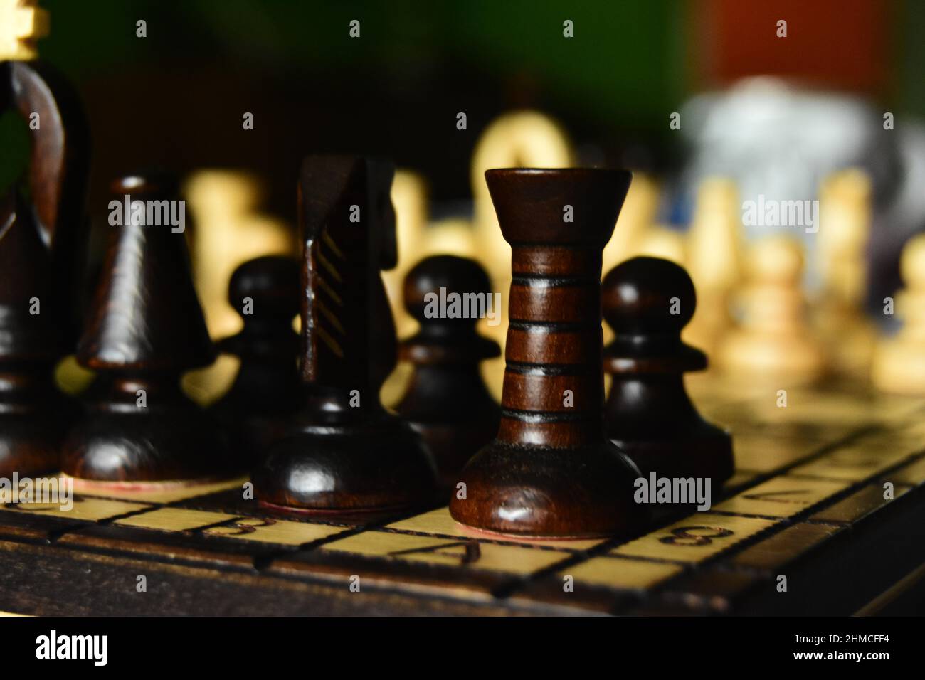 Échecs. Un jeu qui a besoin de planification. Un jeu avec des figures, la reine, le rook, le chevalier, l'évêque se terminant par un cochtier. Banque D'Images