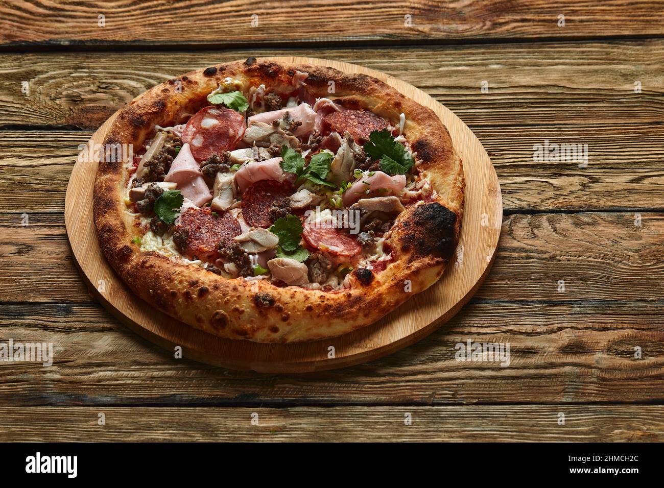 Pizza italienne à la viande avec rôti de bœuf, tranches de steak, fromage fondu, tranches d'olive et cheddar.Gros plan, macro.Pizza Time concept Banque D'Images