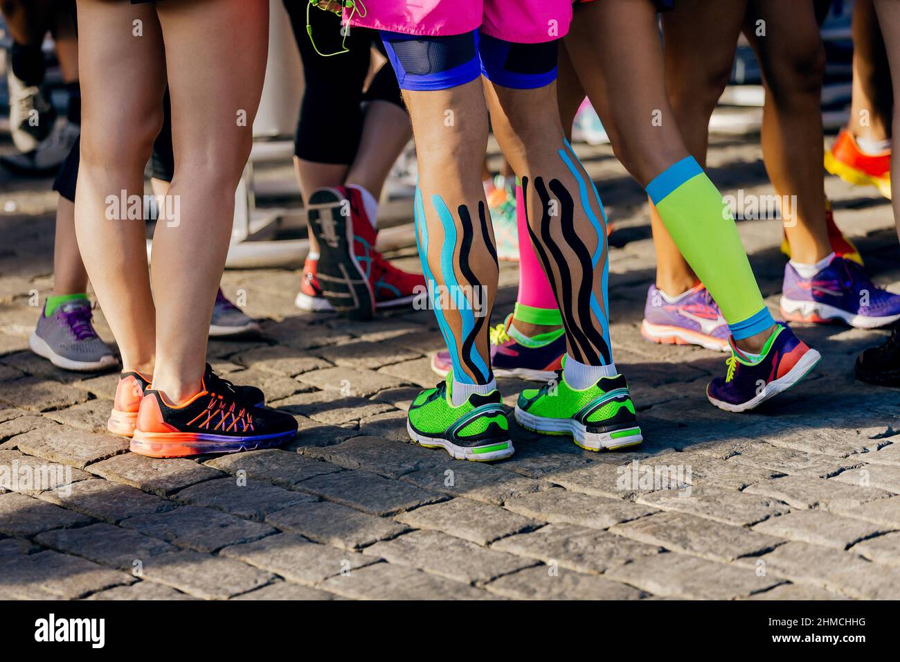 regroupez les jambes des coureurs féminins avant la course de marathon Banque D'Images