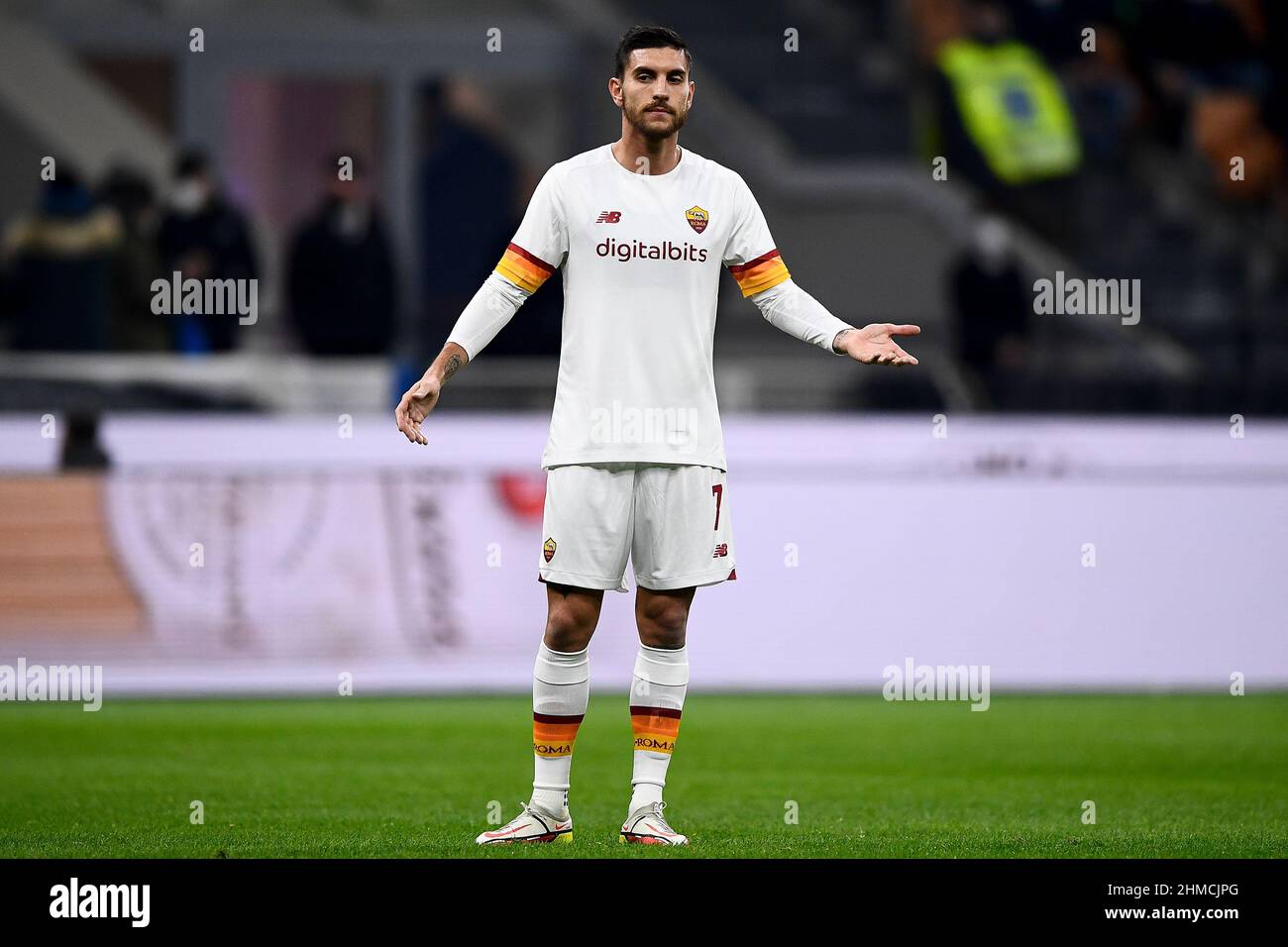 Milan, Italie. 08 février 2022. Lorenzo Pellegrini de AS Roma gestes pendant le match de football de Coppa Italia entre le FC Internazionale et AS Roma. Credit: Nicolò Campo/Alay Live News Banque D'Images