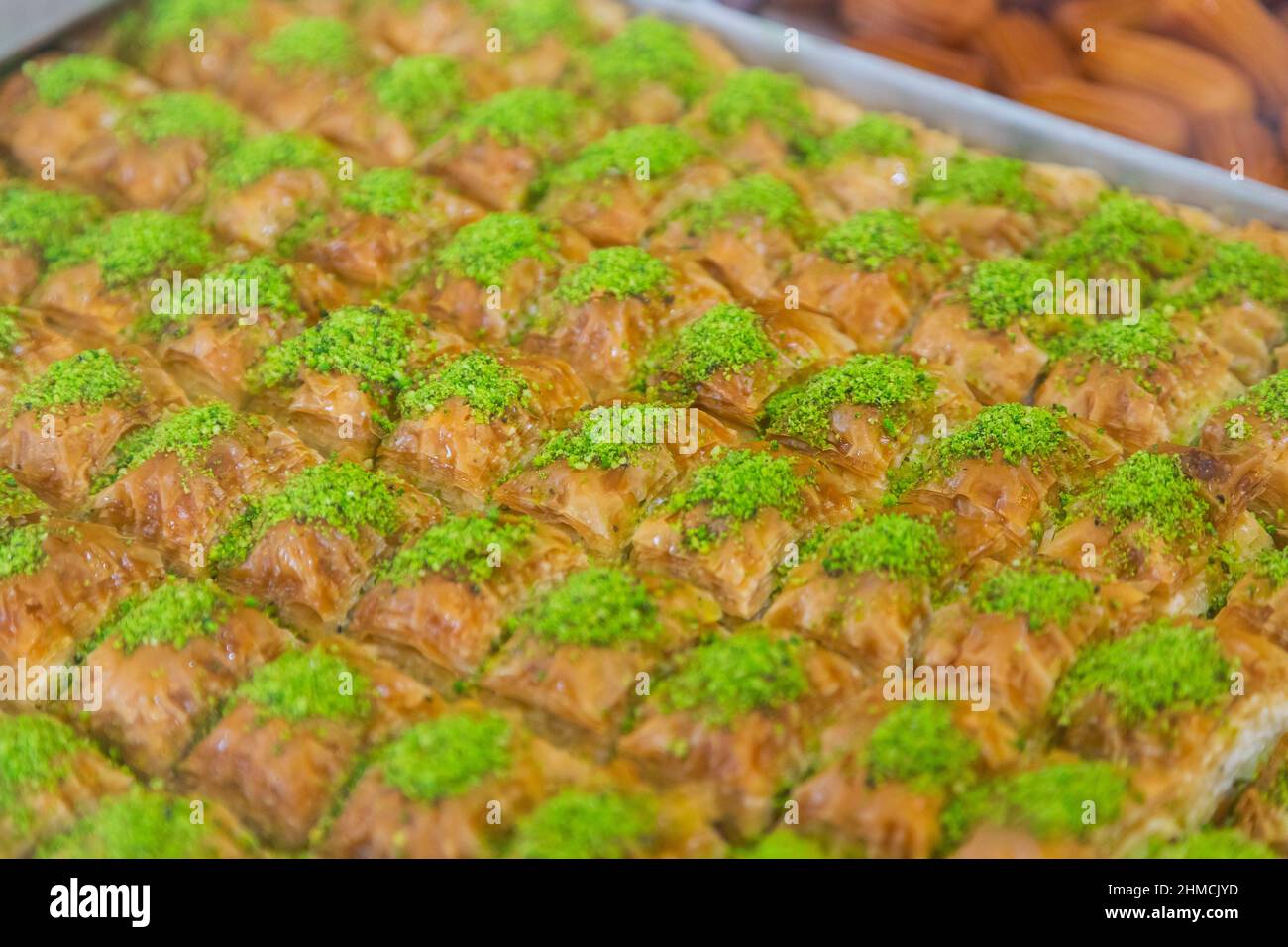 Gros plan d'un baklava pistache. Saveurs traditionnelles du Moyen-Orient. Fıstıklı Baklava. Banque D'Images