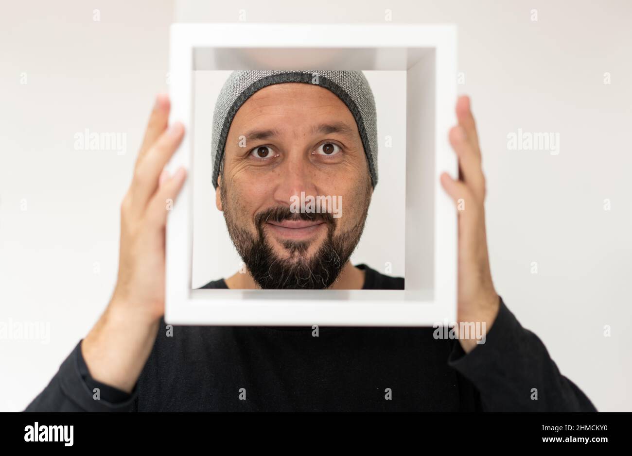 Homme adulte heureux avec cadre. Photo de haute qualité Banque D'Images