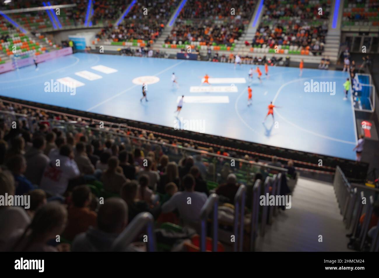 Vue aérienne sur le terrain pendant le match de handball - flou intentionnel. Banque D'Images