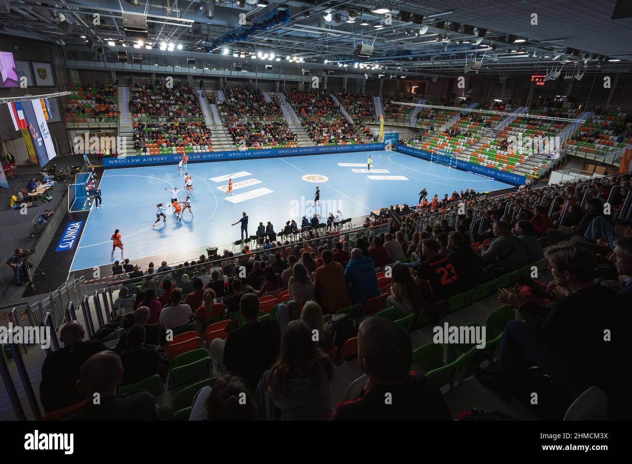 LUBIN, POLOGNE - 16 JANVIER 2022: Handball EHF European League Women Match MKS Zaglebie Lubin - les Neptunes de Nantes 26:27. Vue aérienne sur le terrain Banque D'Images