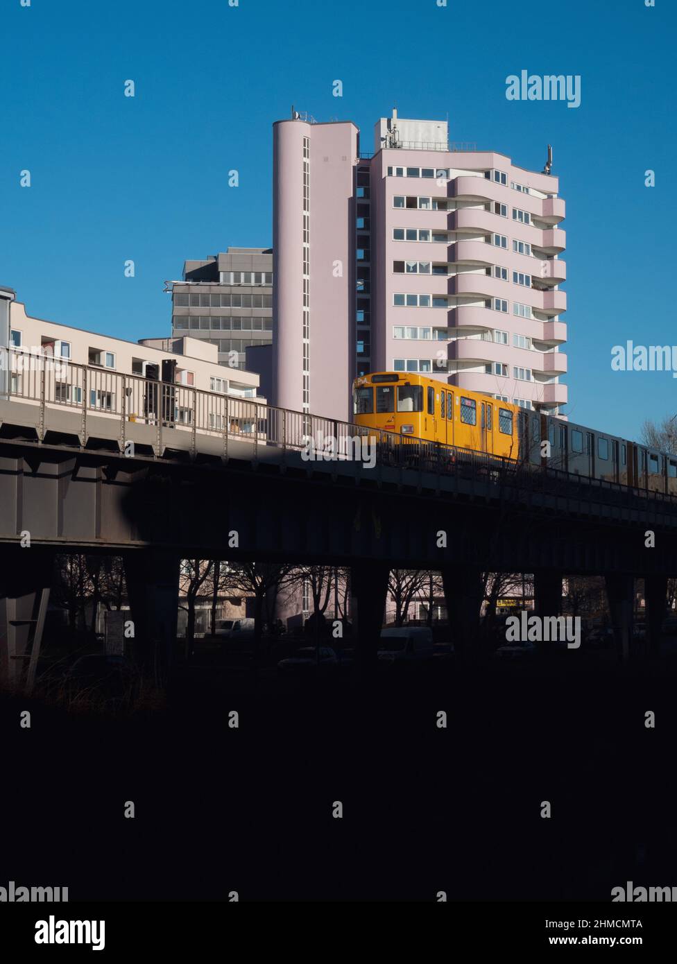 Die U Bahn faehrt ueber die Bruecke am Halleschen Ufer Banque D'Images