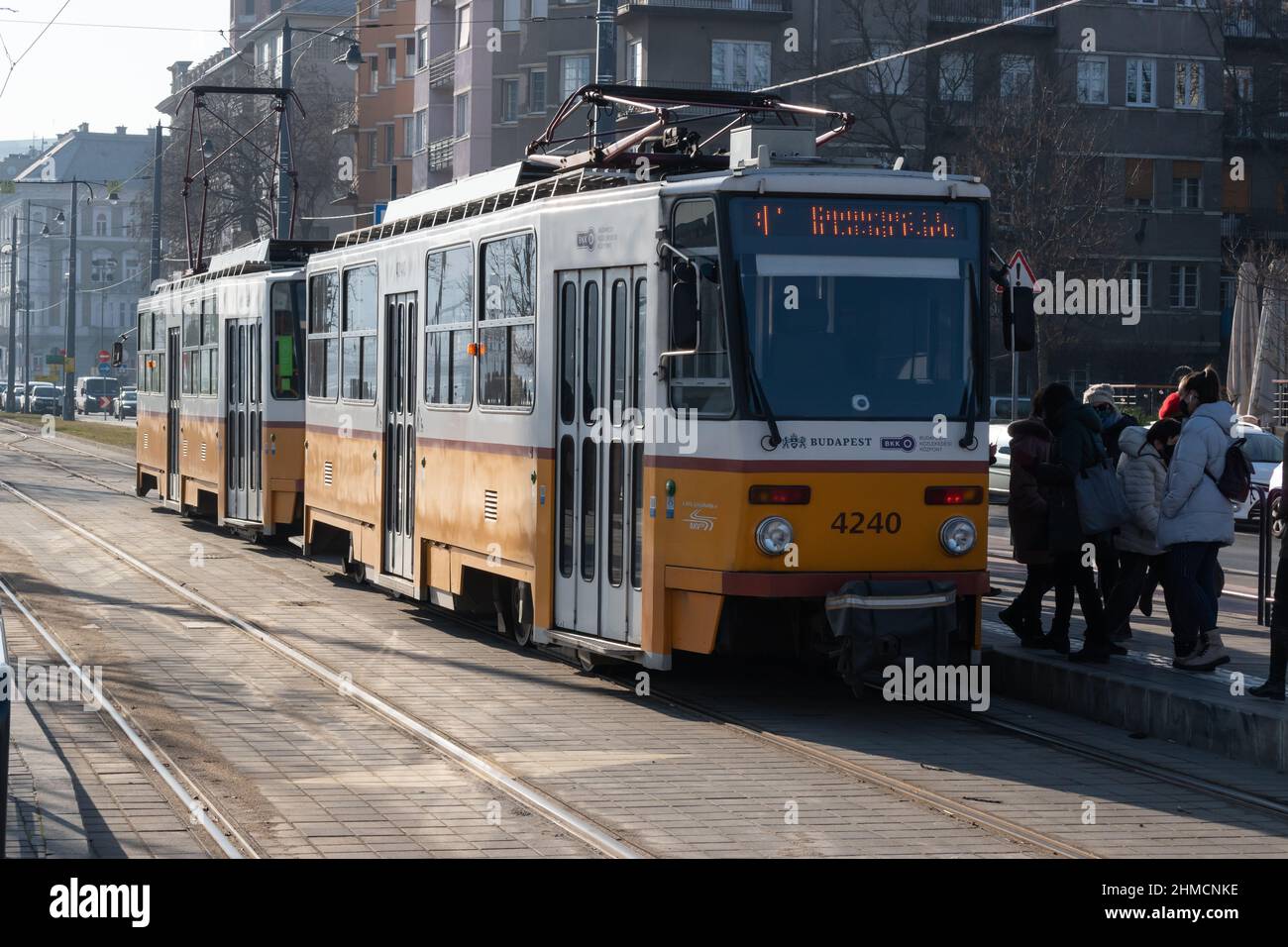 Tramway dans la rue, transports en commun à Budapest, Hongrie Banque D'Images