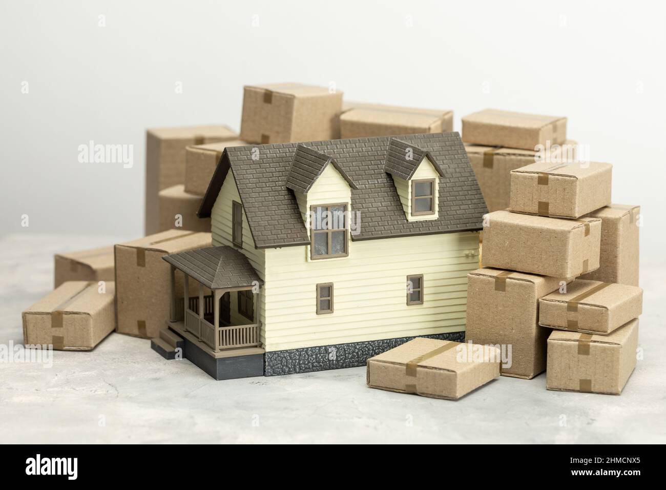 Jour de déménagement. Boîtes de rangement et boîtes en carton pour le déplacement. Banque D'Images