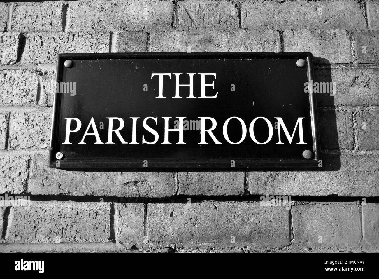 Gros plan sur les majestueuses tours de la cathédrale de Durham, sur fond de ciel bleu profond et d'arbres dorés à l'extérieur, par une journée ensoleillée Banque D'Images