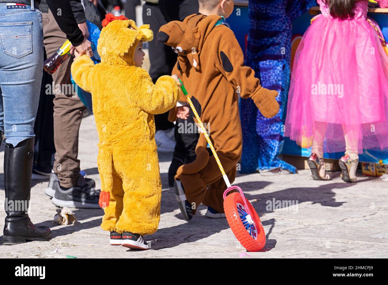 Personnes en costumes de maquillage et de carnaval pendant le Fat Mardi au Mardi gras carnaval de la ville: Valette, Malte - 23 février 2020 Banque D'Images