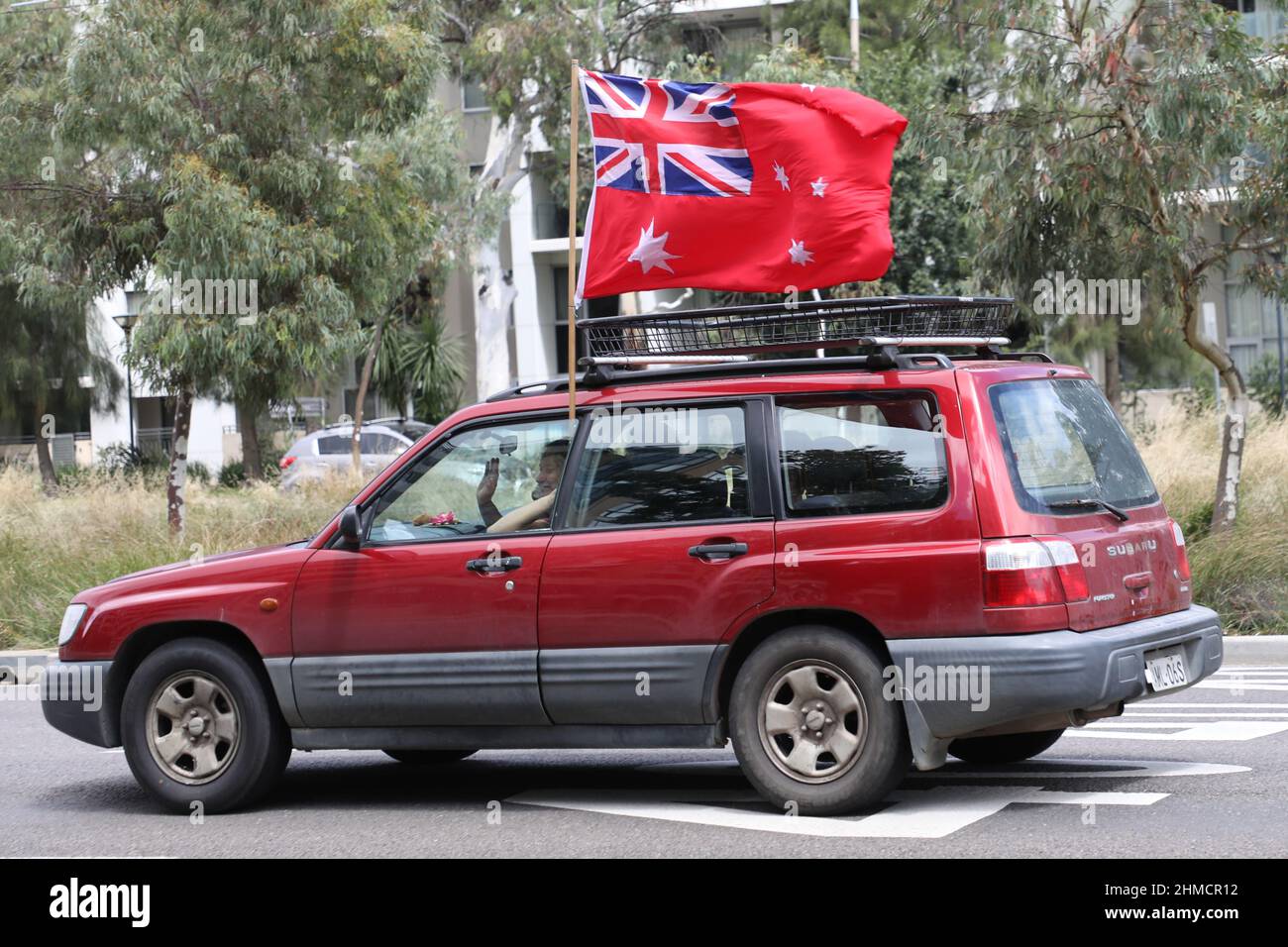 Un convoi à destination de Canberra avec un drapeau rouge. Des Australiens de tout le pays sont descendus à Canberra pour protester contre les mandats de vaccination et Banque D'Images