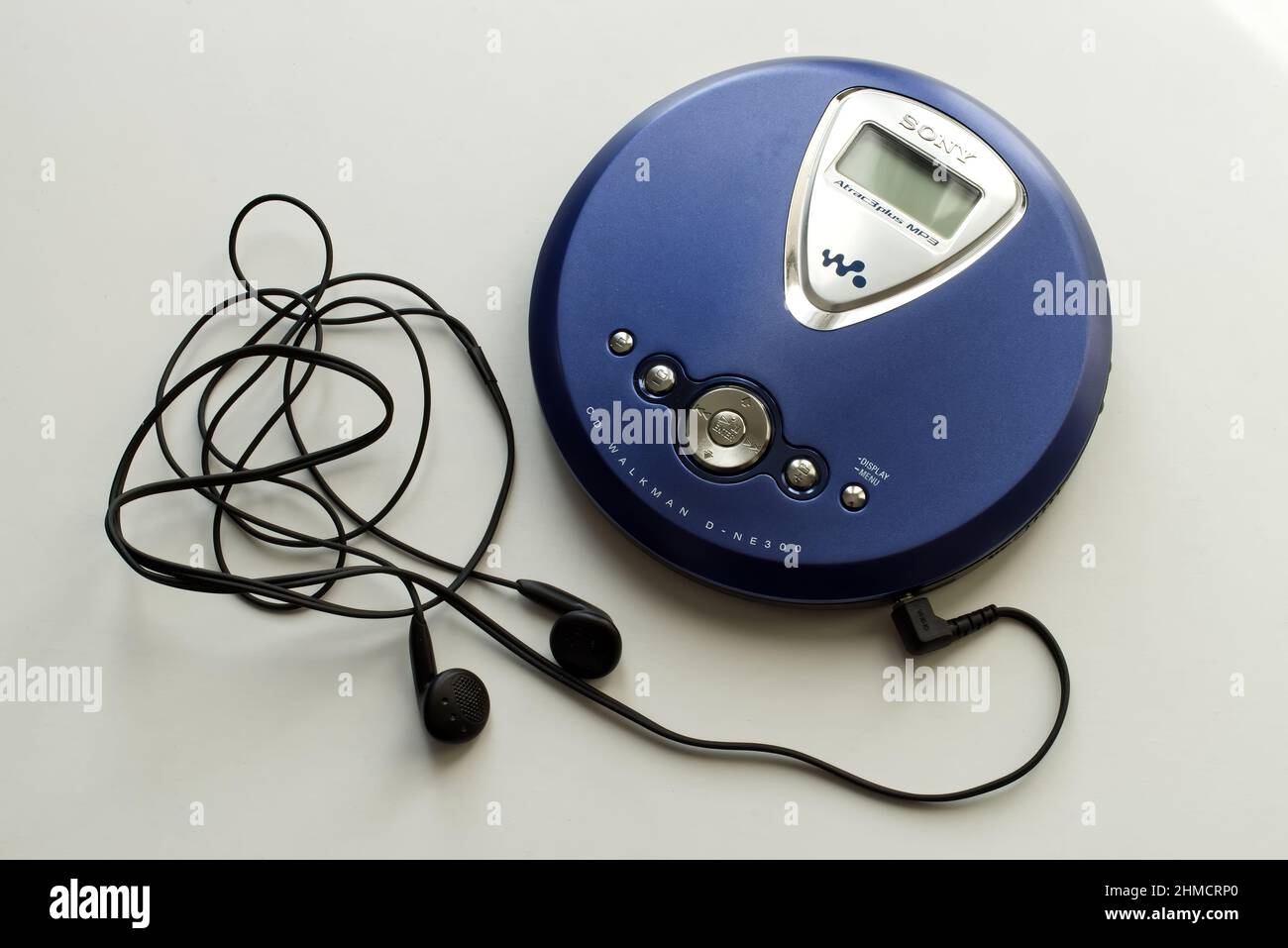 CD WALKMAN ® Sony D-NE300 Atract 3Plus MP3. Technologie vintage de 90s  Photo Stock - Alamy