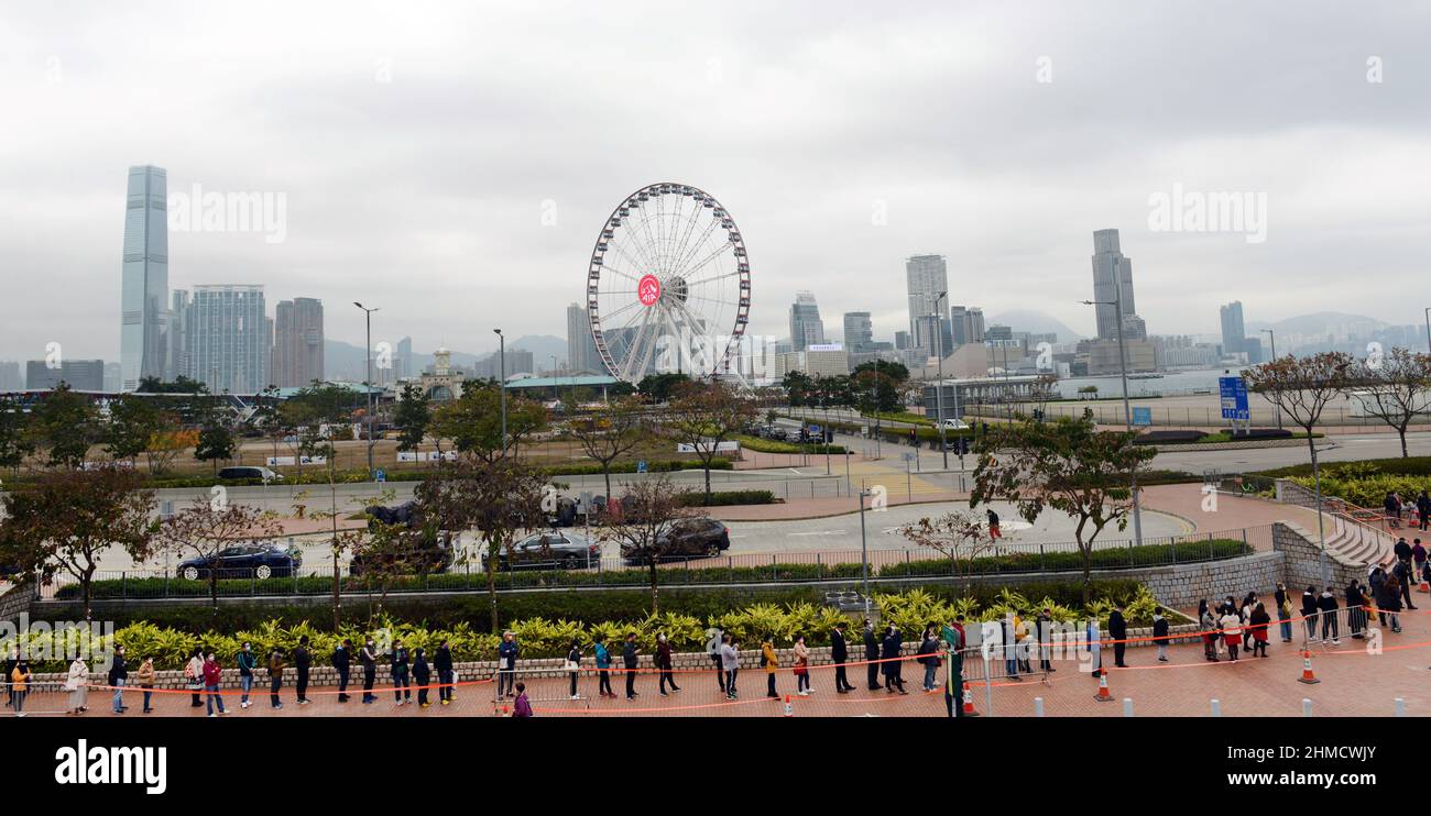 8th février 2022, Central District, Hong Kong. Hongkongers attendant en file d'attente un test de PCR ( la plupart du temps obligatoire ) à mesure que les cas de variante Omicron augmentent. Banque D'Images