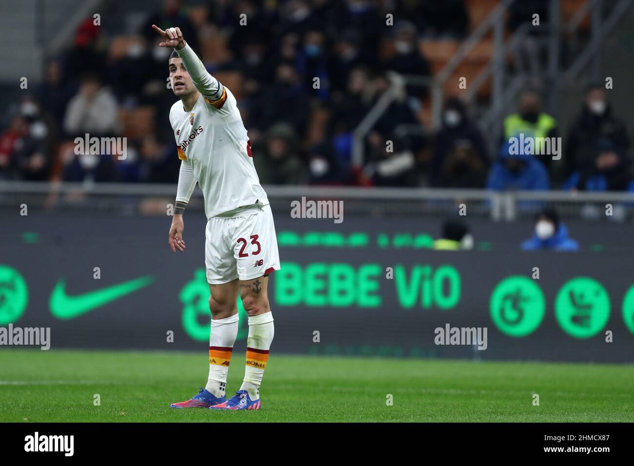 Milan, Italie. 8 février 2022, Gianluca Mancini de AS Roma gestes pendant le match de Coppa Italia entre le FC Internazionale et AS Roma au Stadio Giuseppe Meazza le 8 février 2022 à Milan, Italie. Banque D'Images