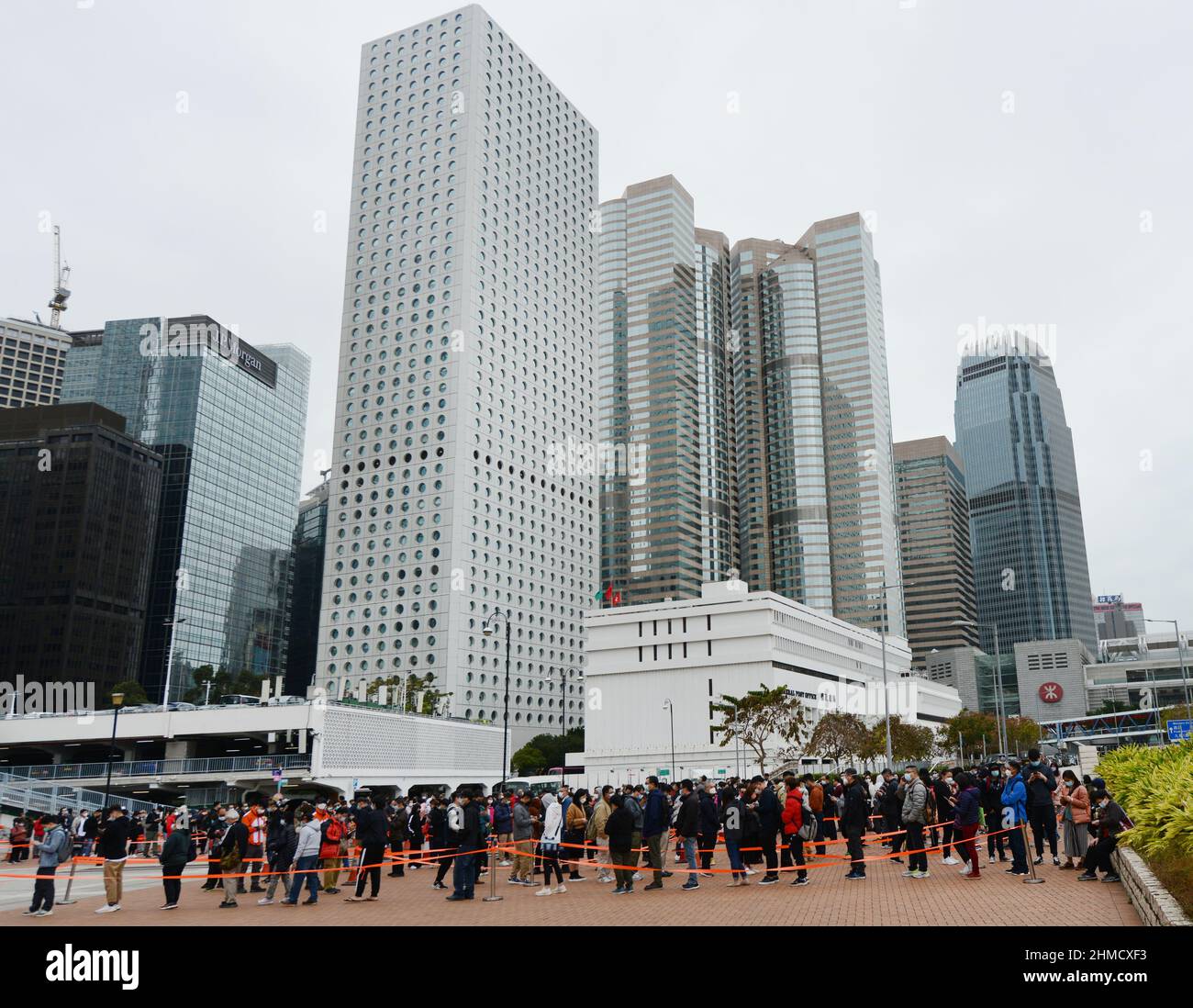 9th février 2022, Central District, Hong Kong. Hongkongers attendant en file d'attente un test de PCR ( la plupart du temps obligatoire ) à mesure que les cas de variante Omicron augmentent. Banque D'Images