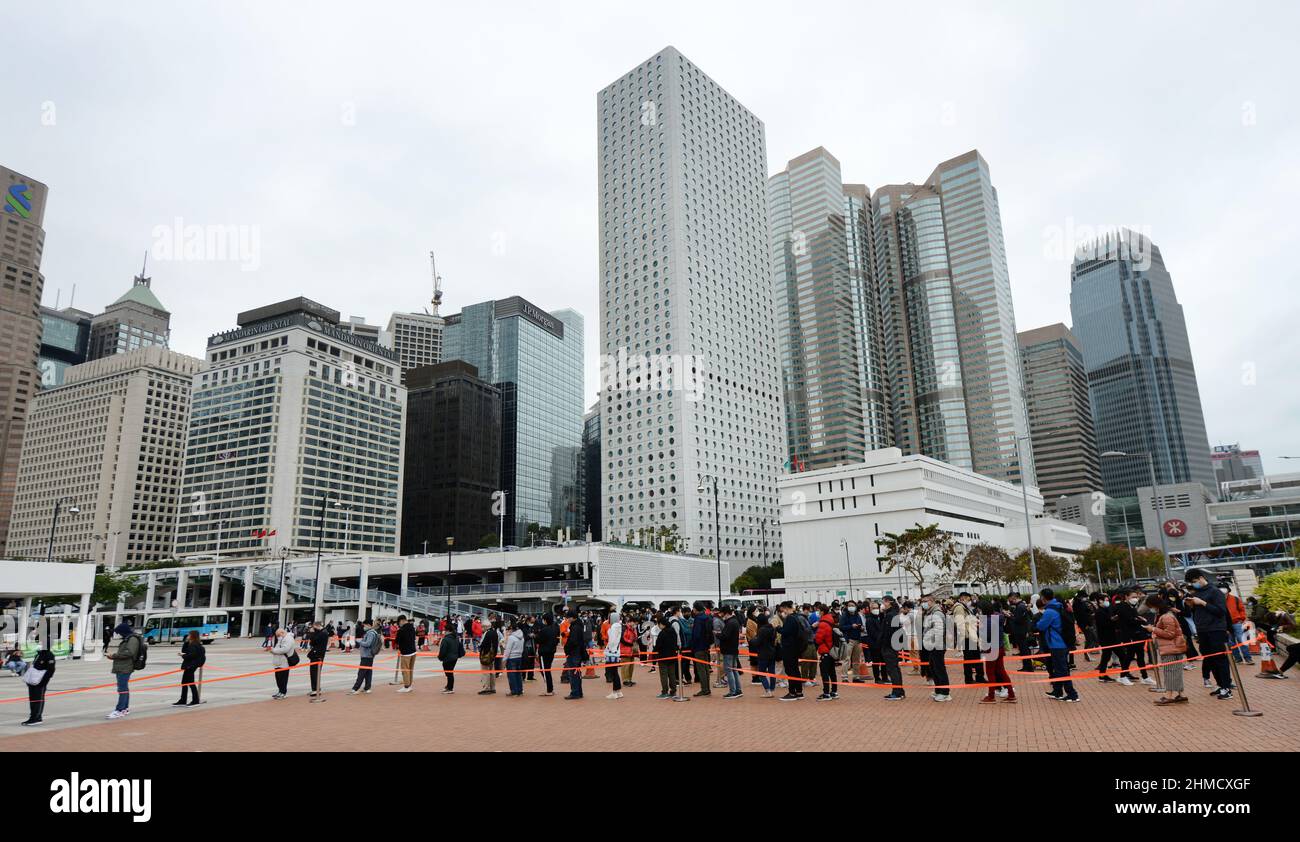 9th février 2022, Central District, Hong Kong. Hongkongers attendant en file d'attente un test de PCR ( la plupart du temps obligatoire ) à mesure que les cas de variante Omicron augmentent. Banque D'Images