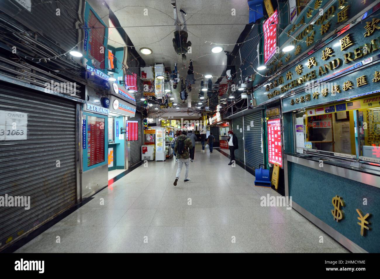 De nombreux magasins fermés dans le centre autrefois animé de Chungking Mansions à Tsim Sha Tsui, Kowloon, Hong Kong. Banque D'Images