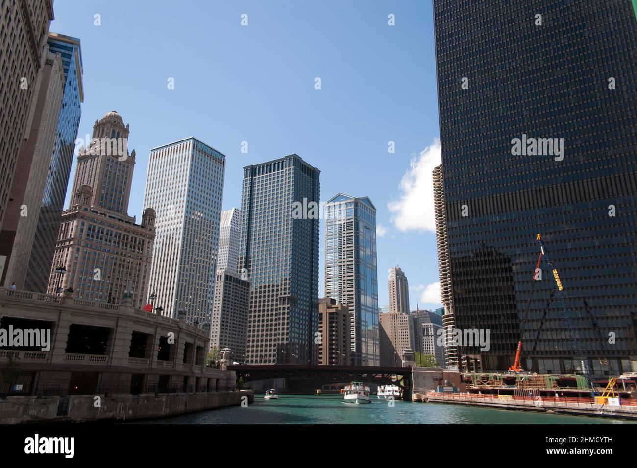 Vue de 35 East Wacker, (le bâtiment des bijoutiers, à gauche), avec 330 North Wabash sur le premier plan à droite, à partir de la rivière Chicago, Chicago, Illinois Banque D'Images