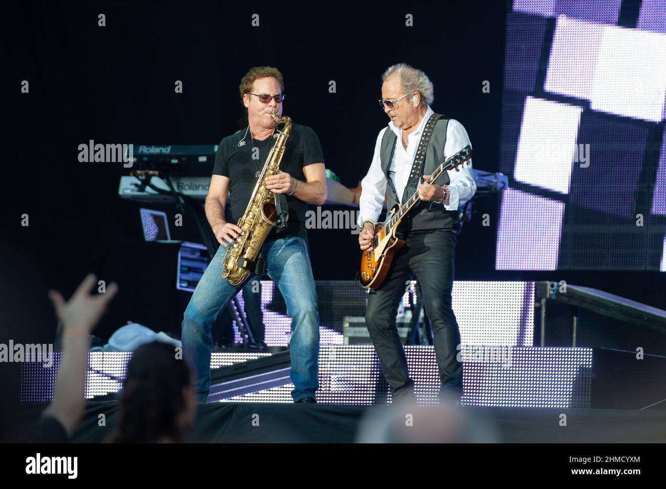 Milan Italie 2011-06-21:concert en direct du groupe de rock étranger à l'Arena Fiera Milano Rho, le guitariste Mick Jones et Thom Gimbel pendant le concert Banque D'Images