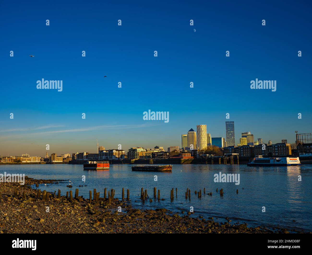 Canary Wharf sur la Tamise à l'heure d'or. Marée basse Banque D'Images