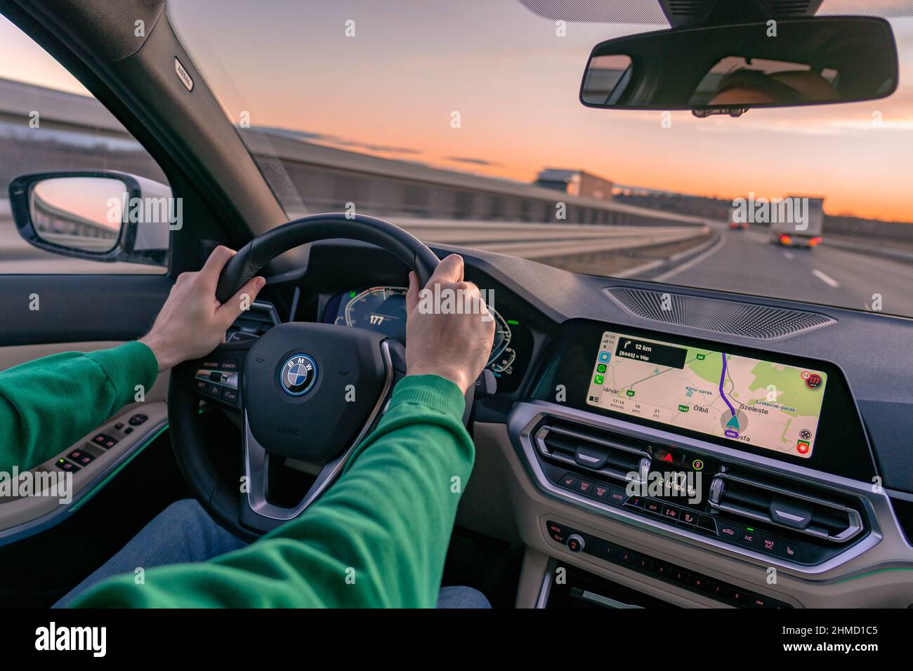 02.09.2022- Hongrie: Homme conduisant une bmw 3 sur la route principale avec système de navigation de vaze . Banque D'Images