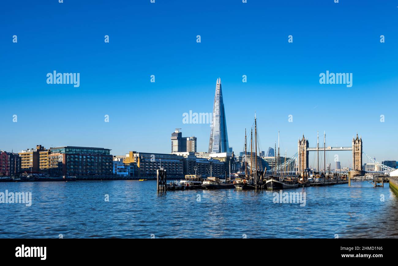 Vue sur la Tamise vers Tower Bridge, Shard, barges, ciel bleu. Haute résolution 102 MP. Banque D'Images